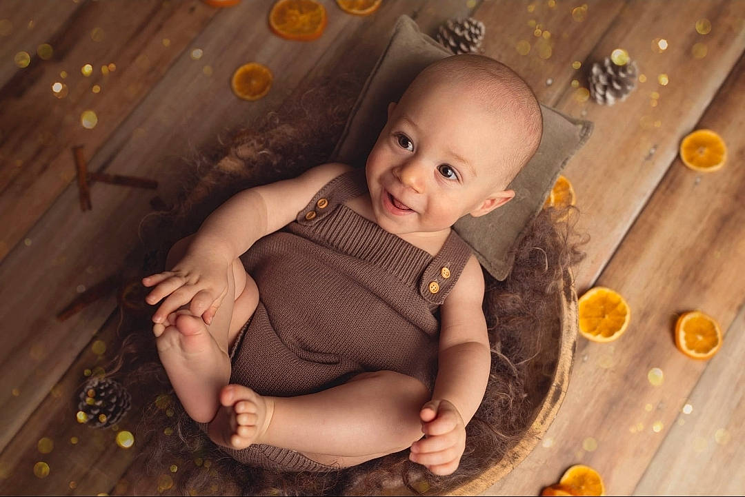 Charly a rejoint le concours — aidez-le/la à gagner de superbes lots ! baby, baby_toddler_clothing, cheek, child, circle, flash_photography, flooring, foot, fun, happy, iris, orange, pattern, people_in_nature, person, room, skin, standing, toddler, tree