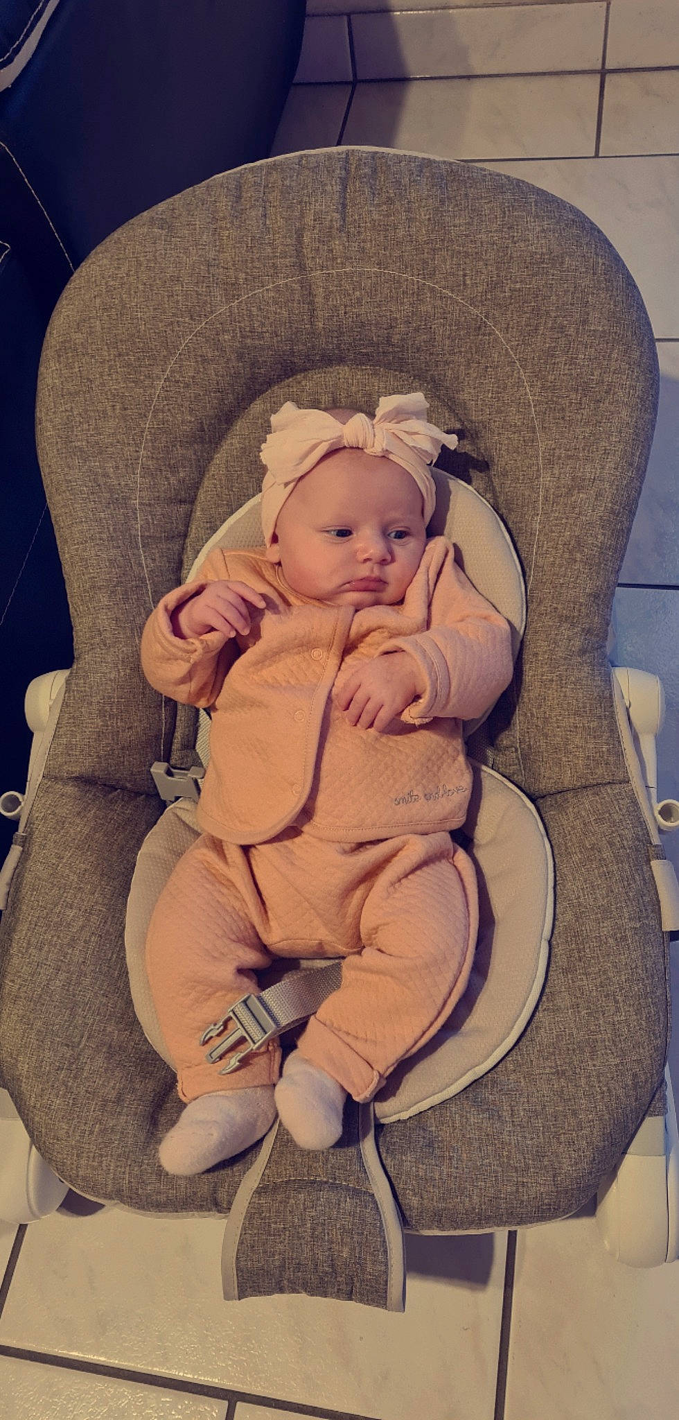 Tylia participe au concours pour gagner de l'argent avec cette photo : baby, baby_carriage, baby_products, baby_safety, baby_sleeping, baby_toddler_clothing, car_seat, chair, cheek, child, comfort, eye, headwear, human_body, infant_bed, lap, linens, nap, person, personal_protective_equipment