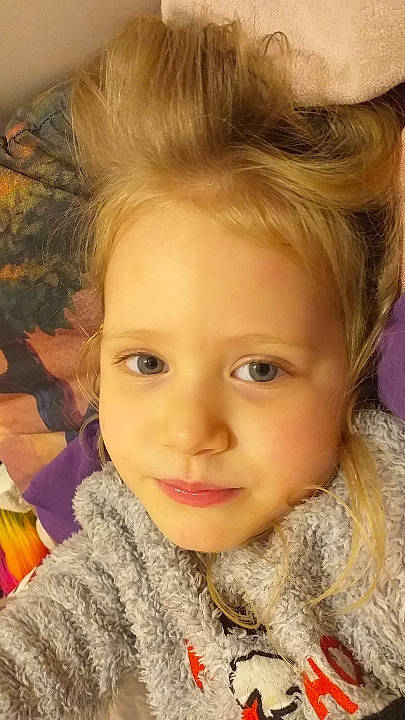 Mila participe au concours pour gagner de l'argent avec cette photo : cheek, child, chin, ear, eye, eyebrow, eyelash, forehead, hair, happy, human_body, iris, jaw, lip, long_hair, mouth, neck, nose, person, skin