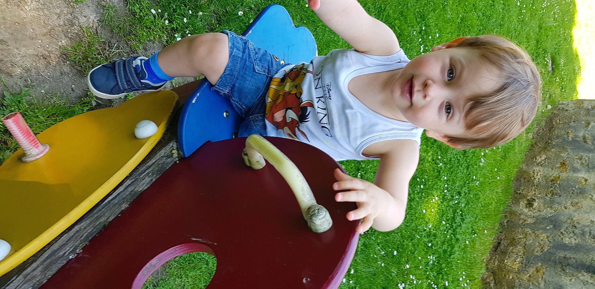 Julyan a rejoint le concours — aidez-le/la à gagner de superbes lots ! baby, baby_toddler_clothing, child, face, fun, grass, green, happy, leisure, people_in_nature, person, plant, play, recreation, smile, snapshot, summer, t_shirt, thigh, toddler