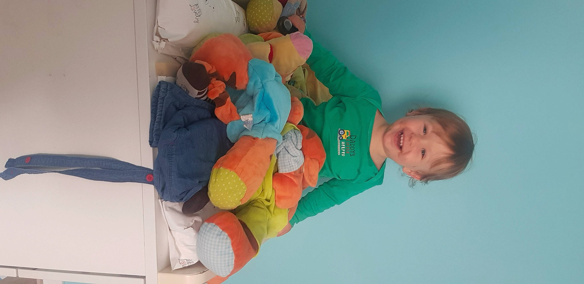 Julyan participe au concours pour gagner de l'argent avec cette photo : baby, baby_products, baby_safety, baby_toddler_clothing, child, comfort, happy, joy, knee, person, room, toddler