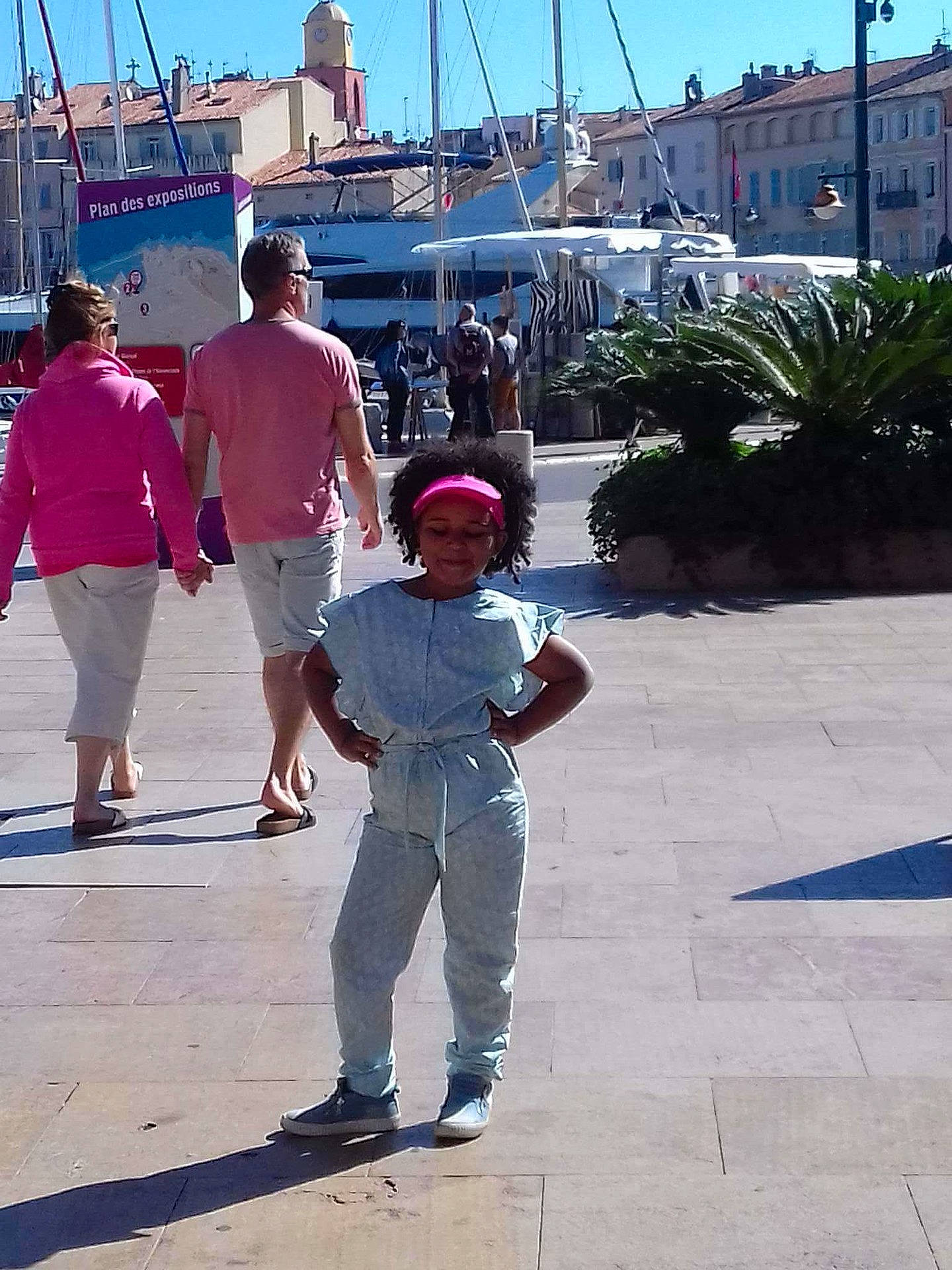 Jenna participe au concours pour gagner de l'argent avec cette photo : boardwalk, child, fun, headwear, leisure, male, man, person, recreation, standing, tourism, travel, vacation, water