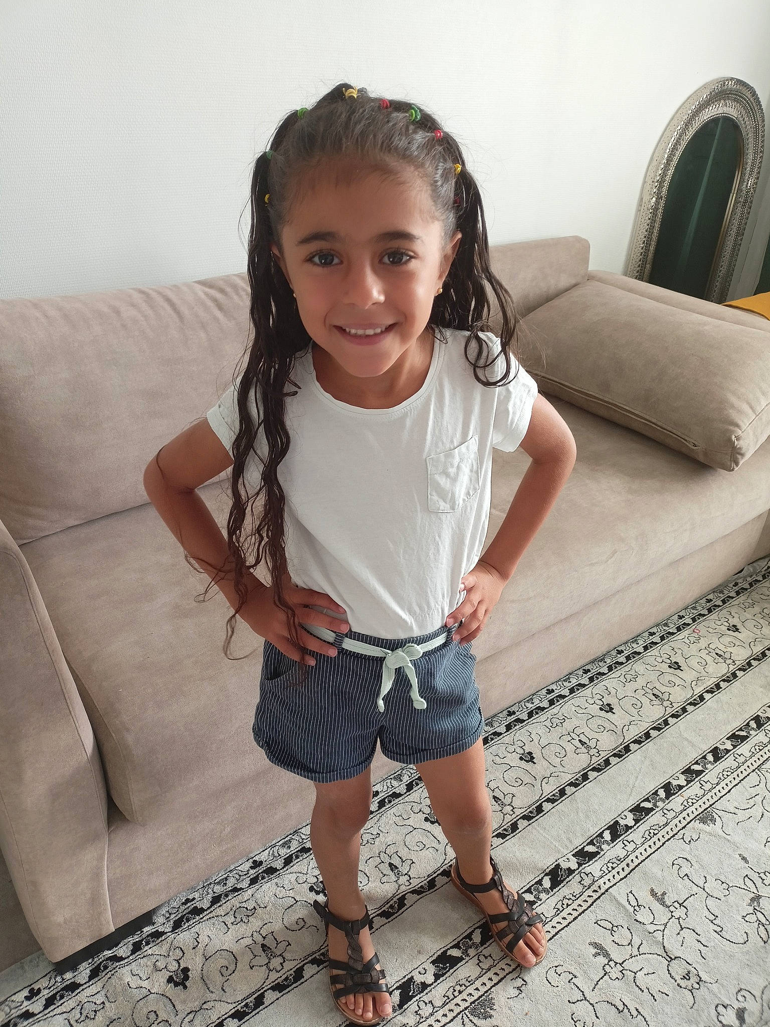 Inès a rejoint le concours — aidez-le/la à gagner de superbes lots ! comfort, couch, dress, eye, floor, flooring, hairstyle, happy, head, human_body, human_leg, joy, knee, person, shorts, shoulder, skin, sleeve, smile, thigh