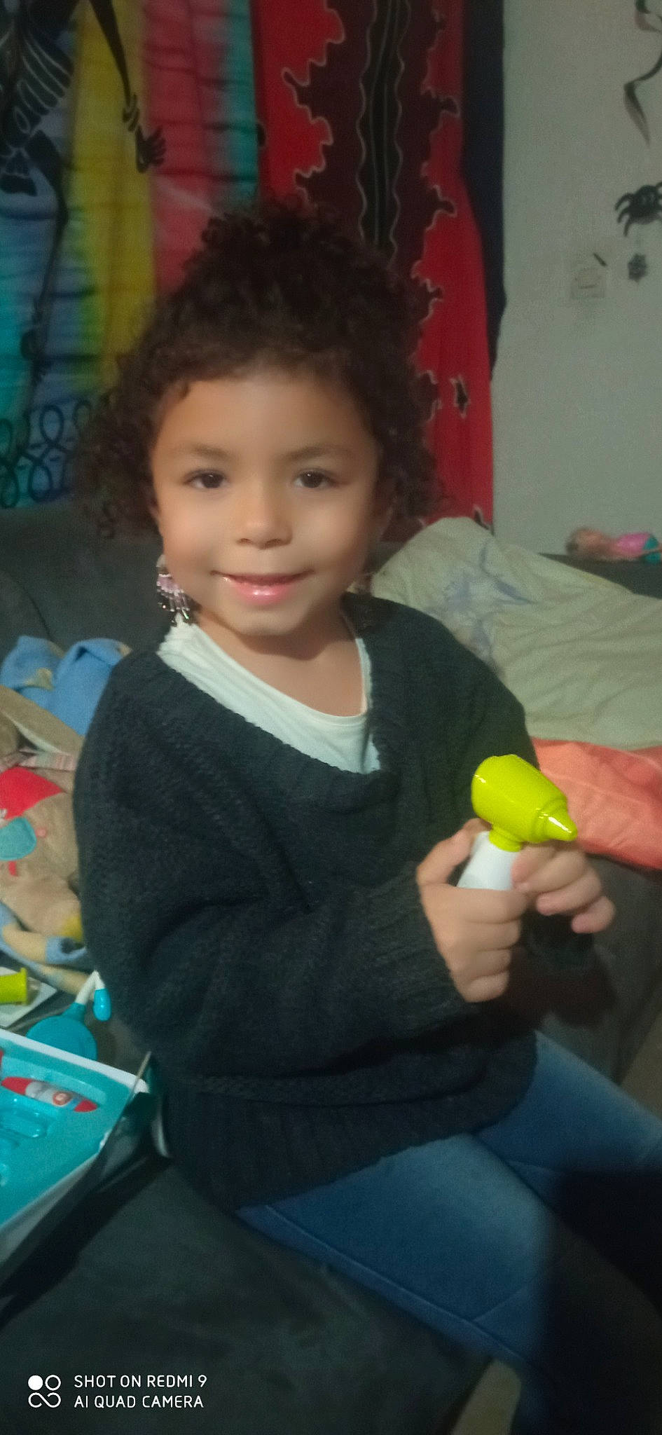 Maelle a rejoint le concours — aidez-le/la à gagner de superbes lots ! cheek, child, event, fruit, fun, hairstyle, happy, human_body, joy, nail, organ, person, play, room, skin, smile, standing, t_shirt, thigh, thumb