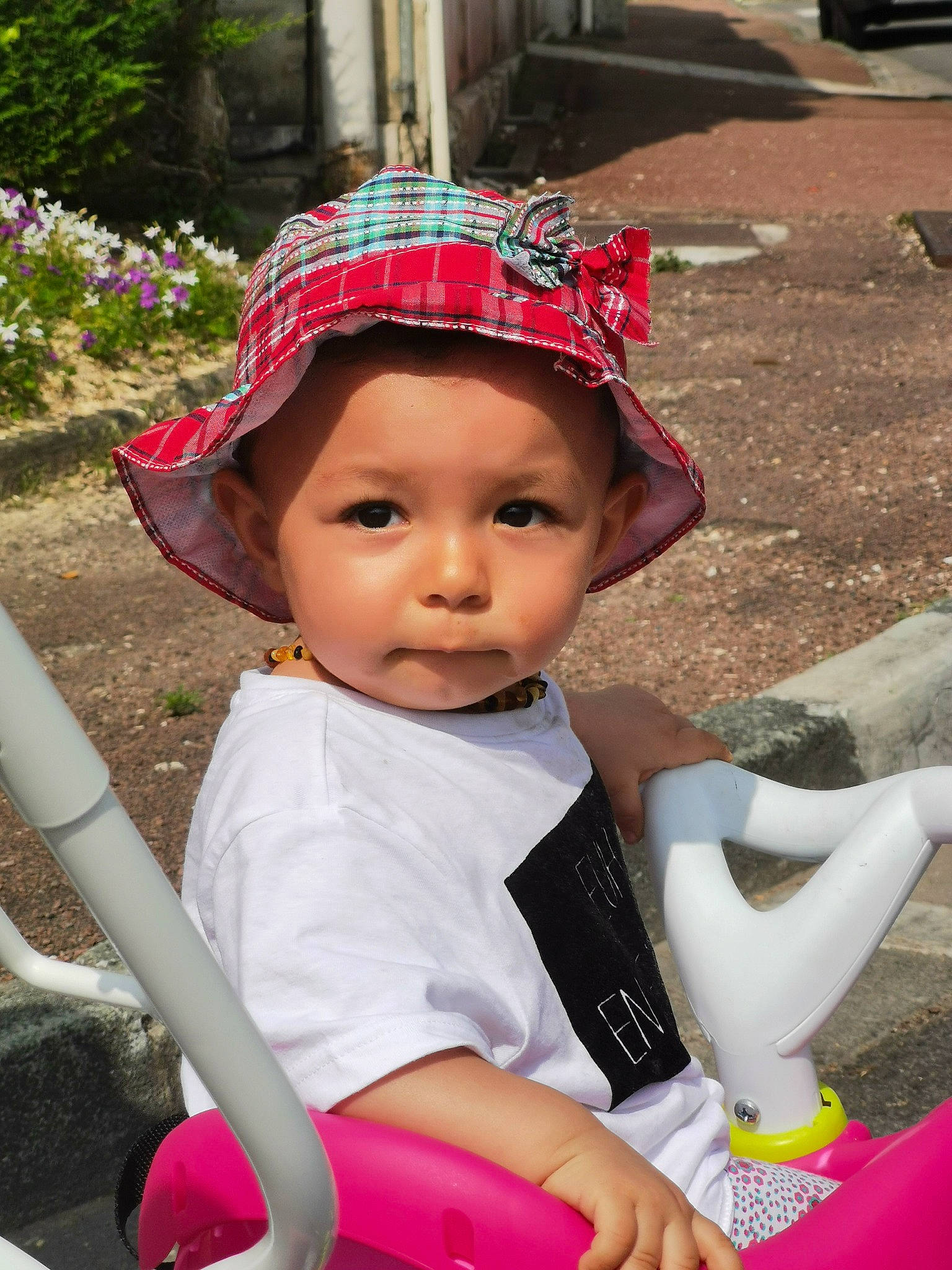 Maëlle participe au concours pour gagner de l'argent avec cette photo : baby, baby_toddler_clothing, child, fashion_accessory, hat, headgear, headwear, person, pink, skin, sun_hat, toddler