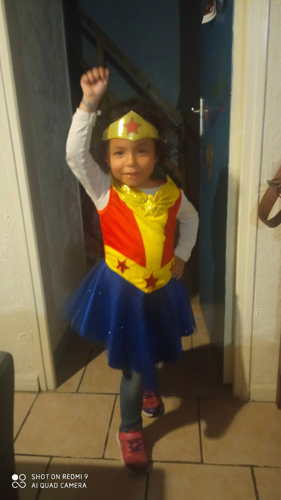 Maelle a rejoint le concours — aidez-le/la à gagner de superbes lots ! cosplay, costume, electric_blue, event, fashion_design, fictional_character, fun, gesture, glove, happy, hat, headwear, human_leg, joy, knee, person, room, smile, sock, standing