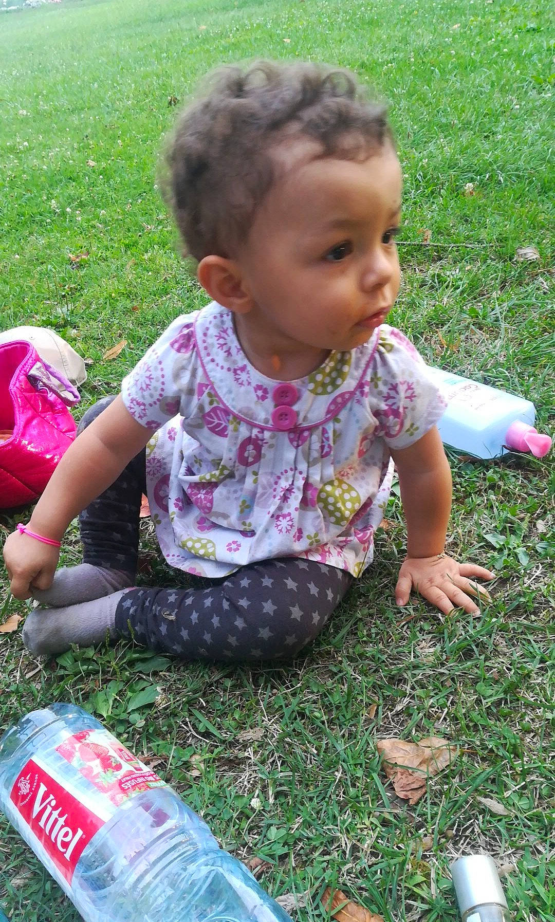 Maëlle a rejoint le concours — aidez-le/la à gagner de superbes lots ! adaptation, baby, child, grass, lawn, person, picnic, plant, play, toddler