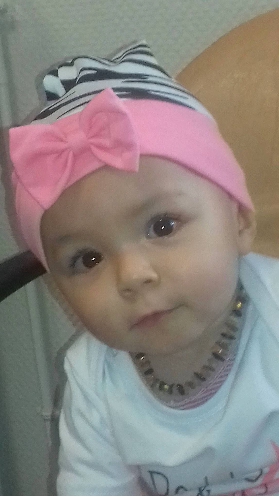 Maëlle participe au concours pour gagner de l'argent avec cette photo : baby, bonnet, cheek, child, fashion_accessory, forehead, hair_accessory, head, headgear, lip, person, pink, smile, toddler