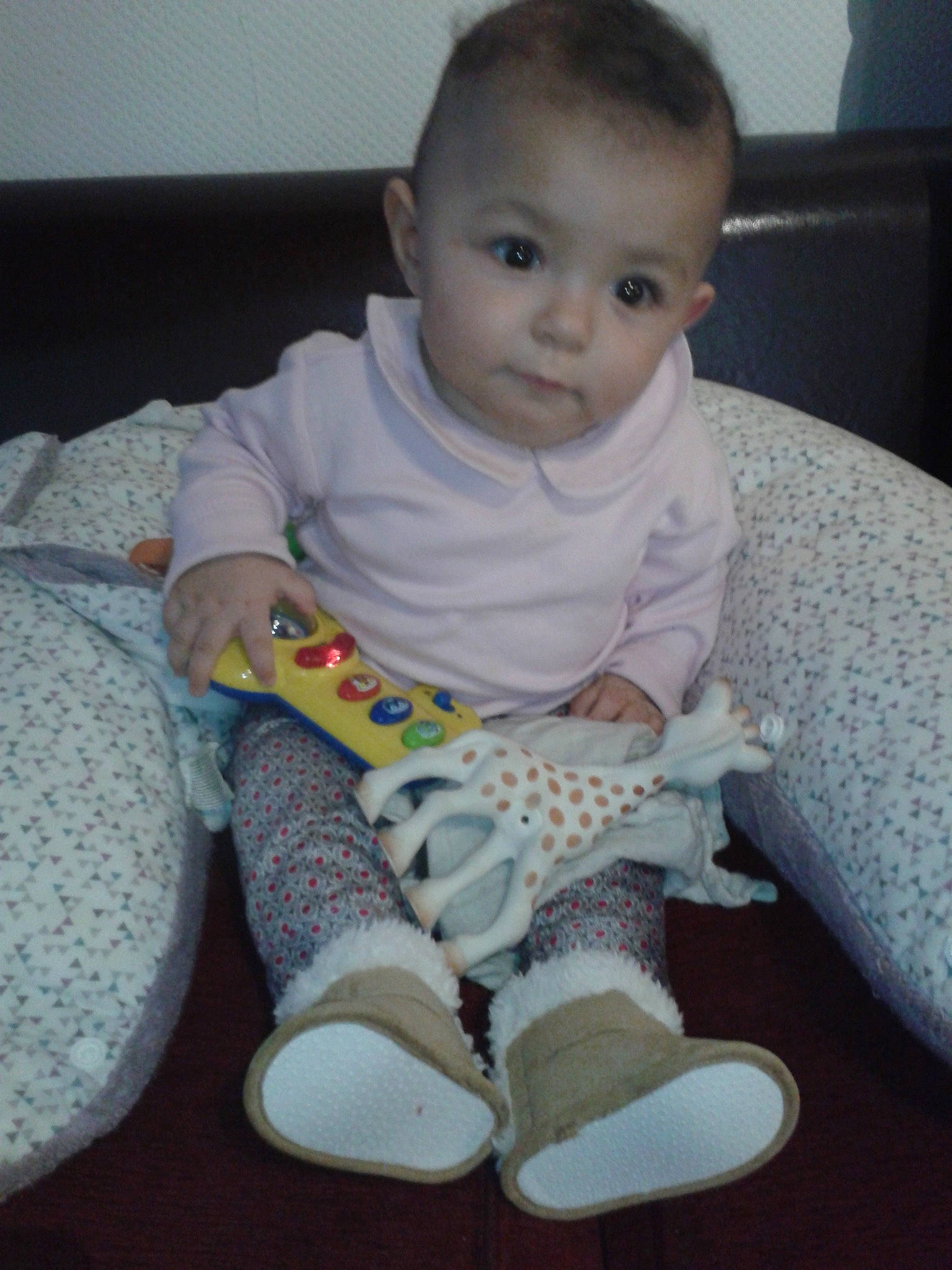 Maëlle a rejoint le concours — aidez-le/la à gagner de superbes lots ! baby, baby_products, baby_toddler_clothing, cheek, child, eye, footwear, head, joint, knee, leg, person, play, product, shoe, sitting, skin, sleeve, toddler