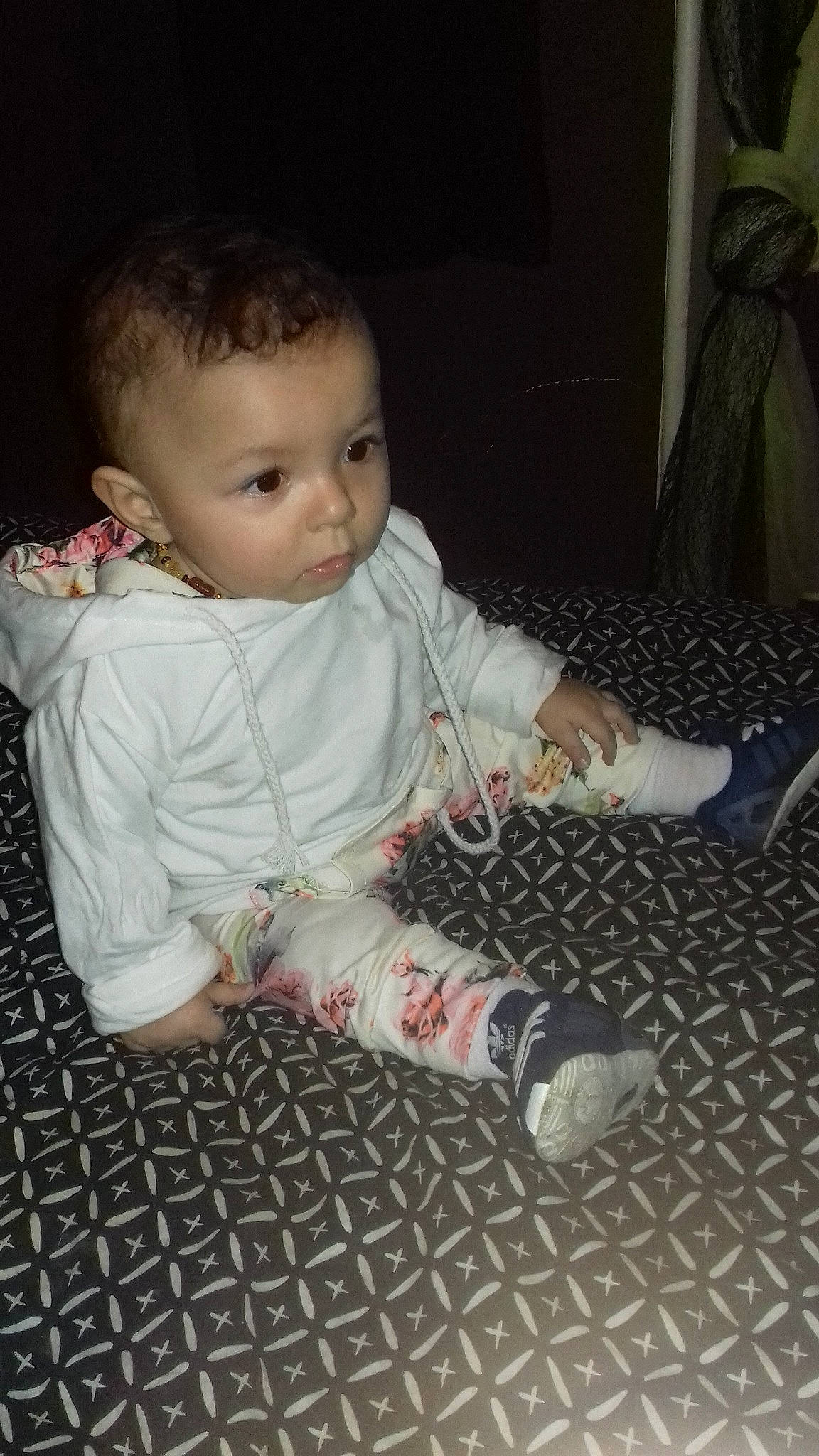 Maëlle participe au concours pour gagner de l'argent avec cette photo : baby, cheek, child, leg, person, play, shoe, sitting, skin, smile, toddler