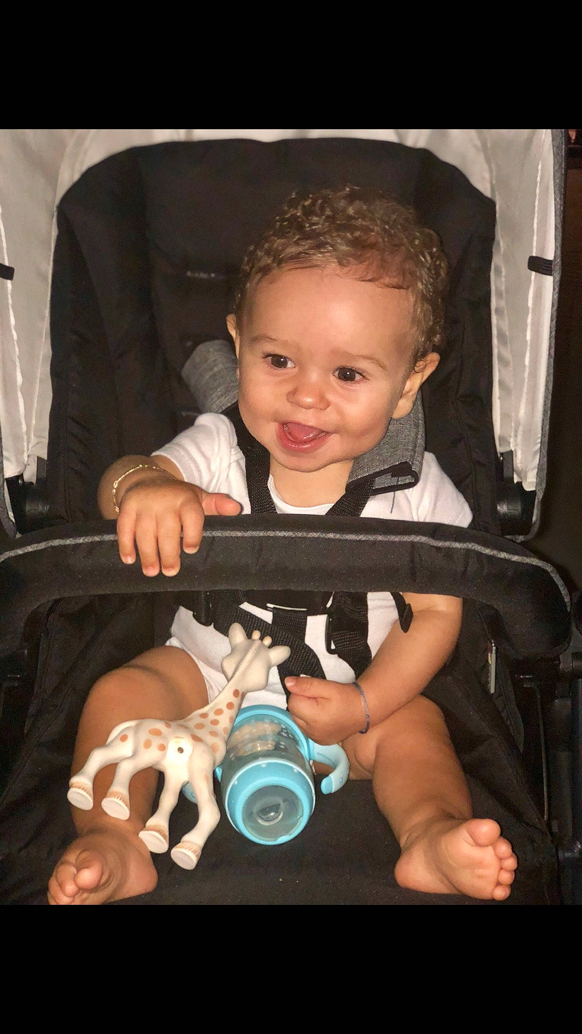 Nahïl participe au concours pour gagner de l'argent avec cette photo : baby, chair, cheek, child, comfort, finger, flash_photography, fun, hand, happy, human, iris, joy, mouth, nail, organ, person, product, skin, smile