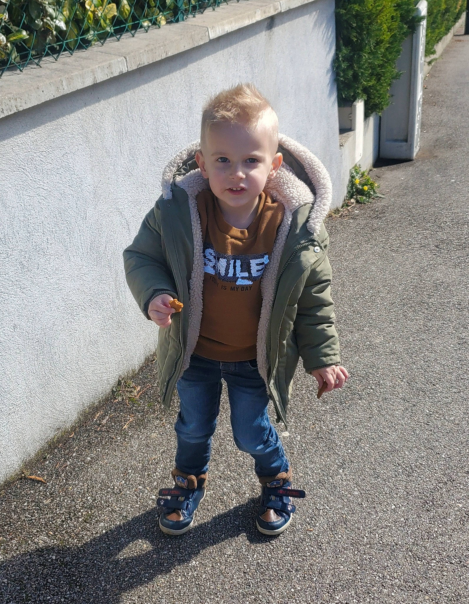Esteban a rejoint le concours — aidez-le/la à gagner de superbes lots ! asphalt, baby_toddler_clothing, denim, electric_blue, eye, face, gesture, grass, head, jeans, leisure, outerwear, person, plant, public_space, road_surface, sidewalk, sleeve, smile, t_shirt