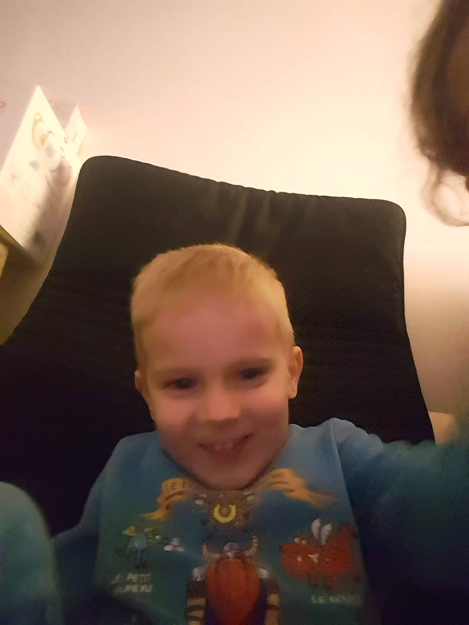 Esteban participe au concours pour gagner de l'argent avec cette photo : cheek, child, chin, comfort, facial_hair, finger, forehead, fun, happy, joy, lampshade, mouth, person, pillow, room, sitting, sleeve, smile, standing, tints_and_shades