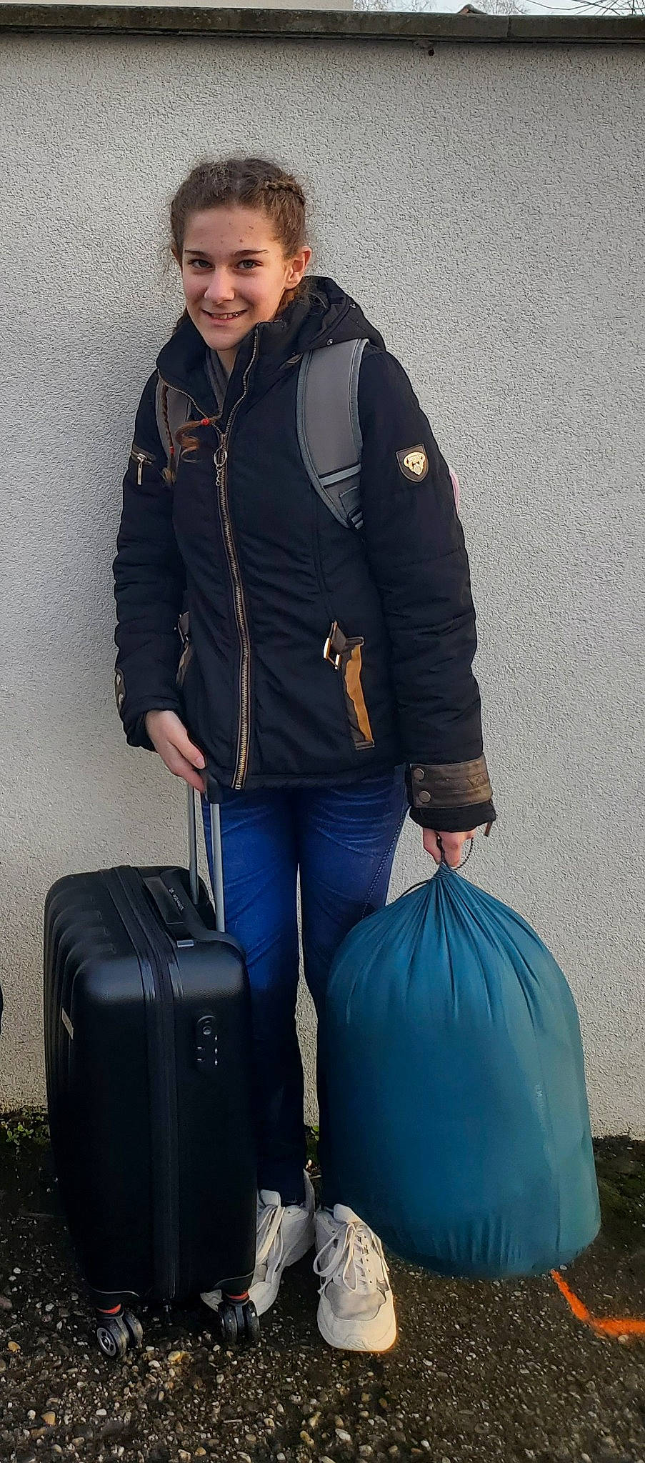Lya a rejoint le concours — aidez-le/la à gagner de superbes lots ! bag, baggage, blazer, clothing, denim, electric_blue, fashion_accessory, fashion_design, gas, human_body, jacket, jewellery, joy, knee, luggage_and_bags, person, pocket, sleeve, sportswear, t_shirt