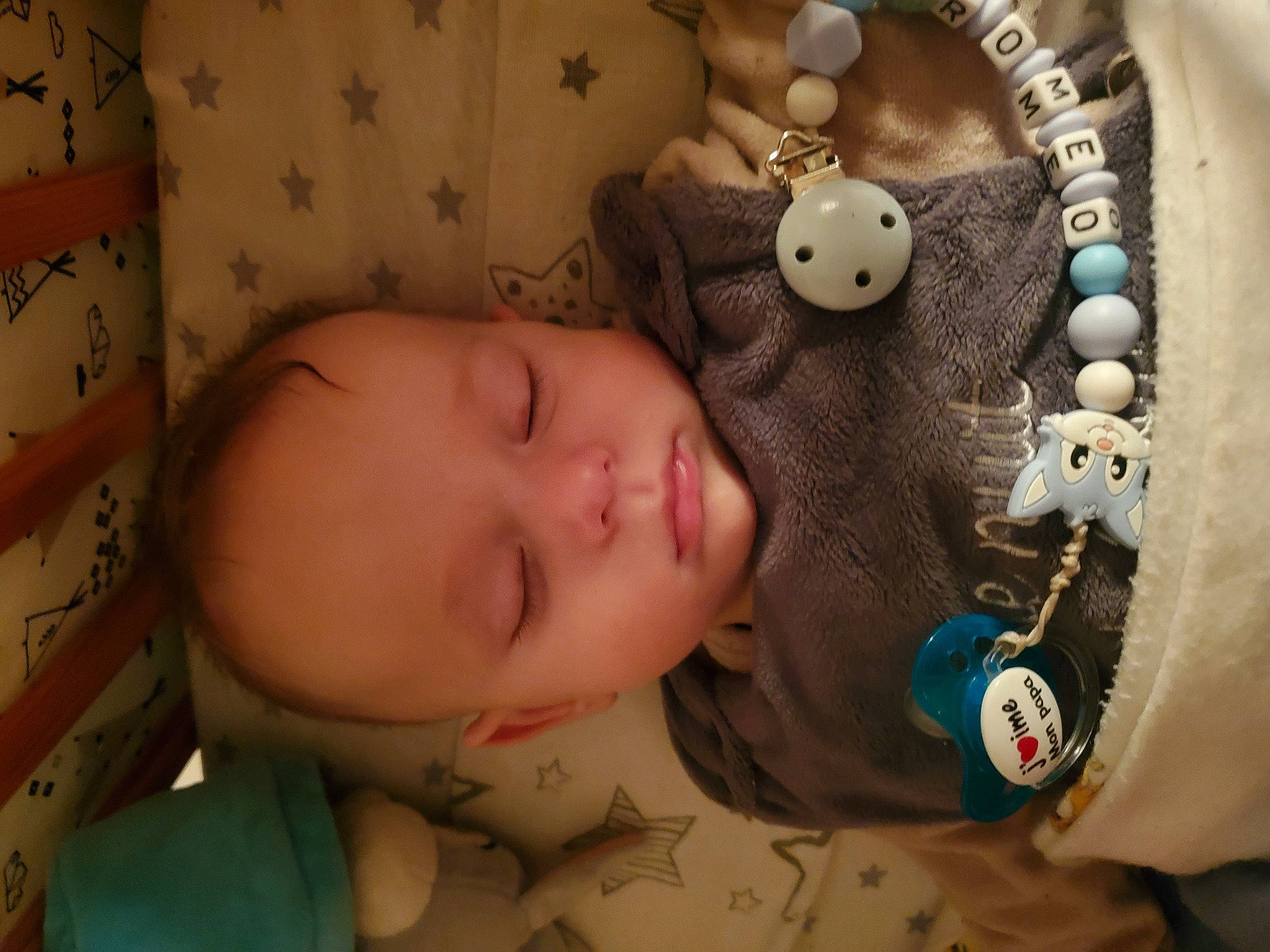 Roméo a rejoint le concours — aidez-le/la à gagner de superbes lots ! baby, baby_products, baby_toddler_clothing, button, cheek, child, comfort, head, linens, mammal, mouth, nose, pattern, people, person, skin, sleeve, smile, toddler, toy