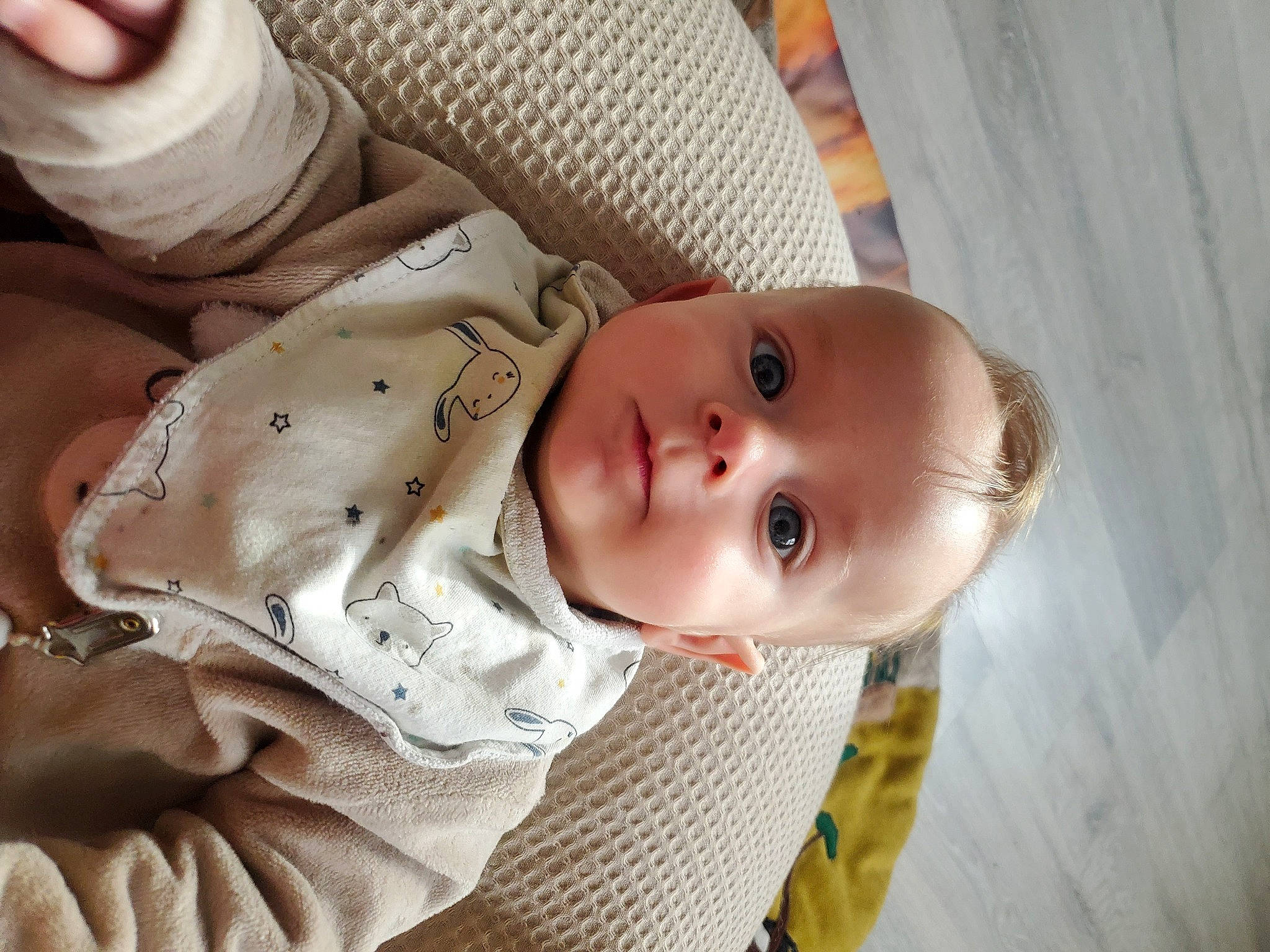 Roméo participe au concours pour gagner de l'argent avec cette photo : baby, baby_products, baby_safety, baby_toddler_clothing, cheek, child, comfort, eye, iris, linens, nose, pattern, person, room, skin, sleeve, toddler, wood