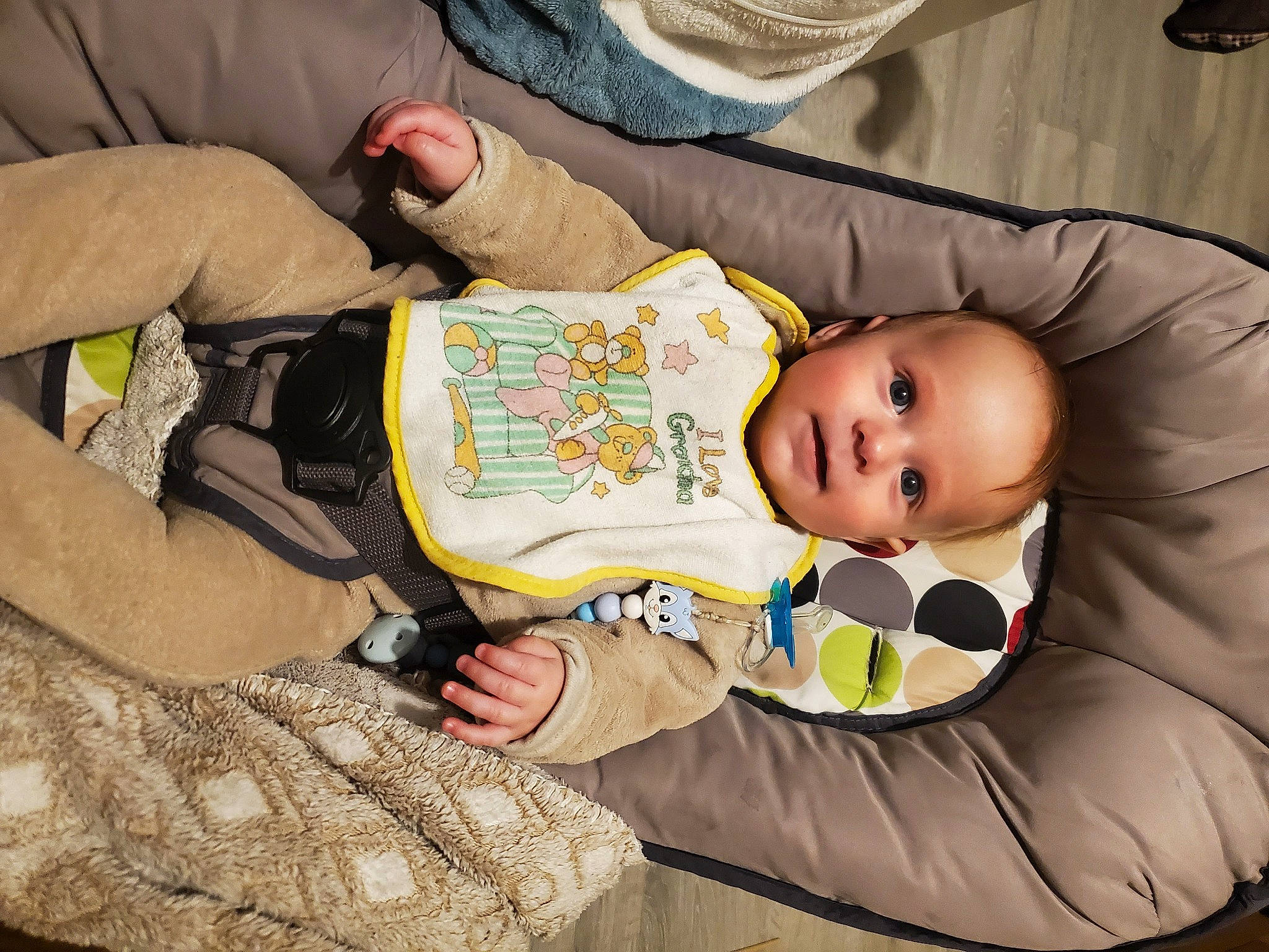 Roméo a rejoint le concours — aidez-le/la à gagner de superbes lots ! baby, baby_carriage, baby_products, baby_toddler_clothing, cheek, child, comfort, eye, head, person, room, sitting, skin, toddler, tree, wood