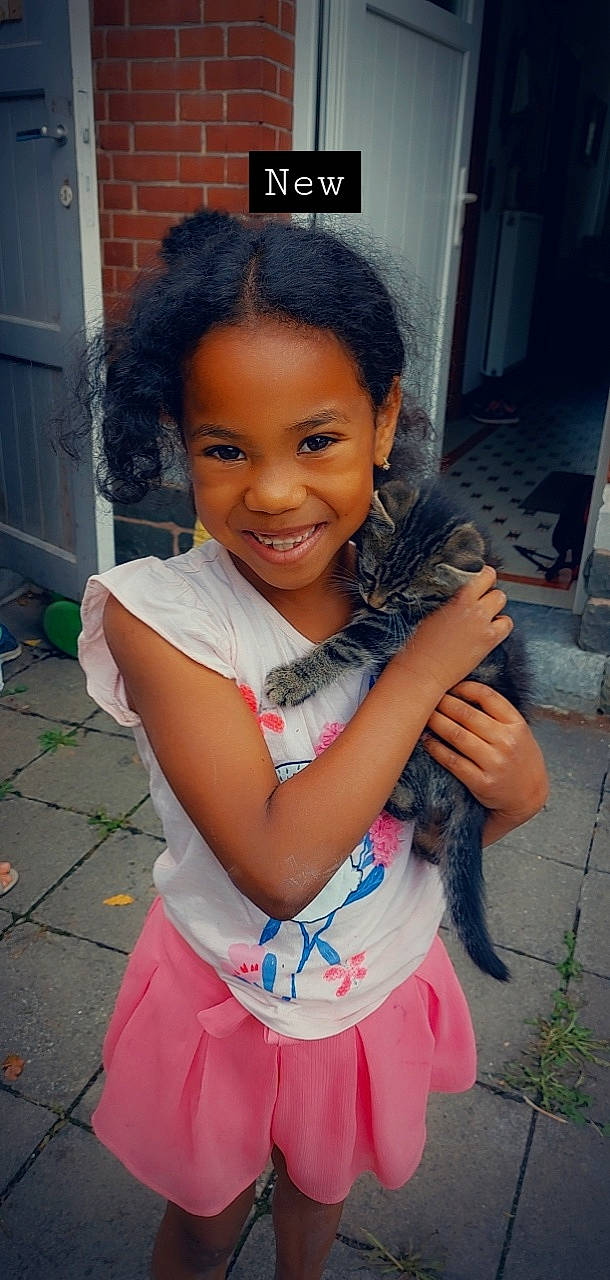 Alisha participe au concours pour gagner de l'argent avec cette photo : child, child_model, eyelash, fun, happy, joy, magenta, person, pink, plant, sitting, skin, smile, toddler, vacation