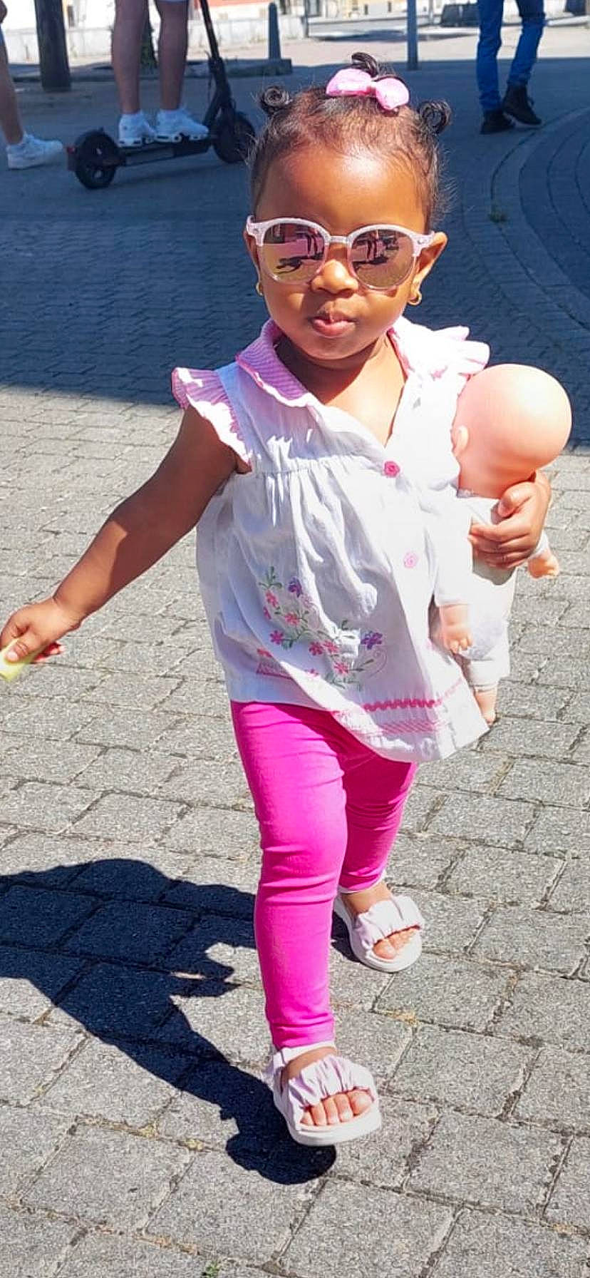 Maimouna Didi participe au concours pour gagner de l'argent avec cette photo : eyewear, fun, gesture, glasses, goggles, happy, human, leg, leisure, people, person, pink, recreation, shoe, sleeve, snapshot, sneakers, sunglasses, thigh, vision_care