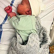 Kaylan a rejoint le concours — aidez-le/la à gagner de superbes lots ! baby, bedsheet, blanket, cute, ear, face, hand, hat, hospital_bed, infant, linen, minky_blanket, newborn, newborn_care, pajamas, peaceful, portrait, side_profile, sleeping, swaddle