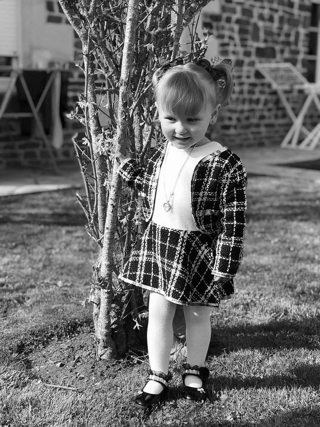 Faustine participe au concours pour gagner de l'argent avec cette photo : black_and_white, denim, grass, hand, happy, joy, leaf, pattern, people, people_in_nature, person, plaid, plant, shoe, standing, street_fashion, style, sunlight, tartan, toddler