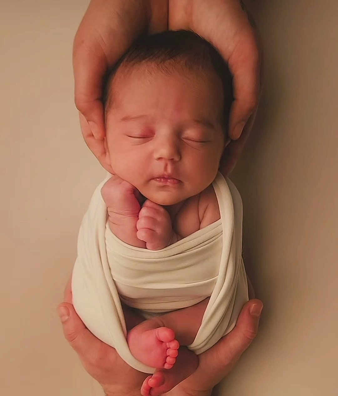 Rose a rejoint le concours — aidez-le/la à gagner de superbes lots ! newborn, baby, sleeping, swaddled, hands, infant, closeup, portrait, peaceful, soft, wrapped, feet, face, cute, tender, child, human, skin, newborn_photography, gentle