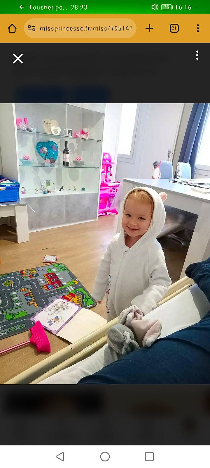 Mïa participe au concours pour gagner de l'argent avec cette photo : art, artist, beauty, chair, child, comfort, desk, event, flooring, fun, interior_design, job, joy, person, play, room, sitting, smile, t_shirt, table