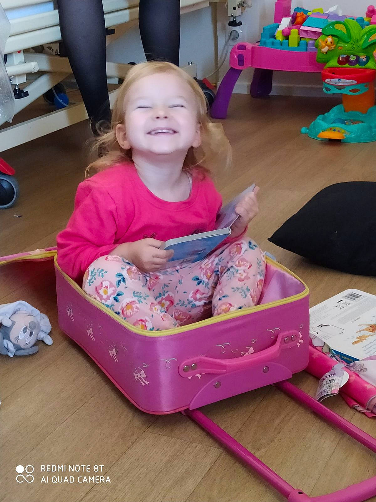 Mïa participe au concours pour gagner de l'argent avec cette photo : baby, baby_toddler_clothing, bag, chair, child, comfort, event, flooring, fun, happy, head, joy, leisure, magenta, person, pink, purple, room, shoe, sitting