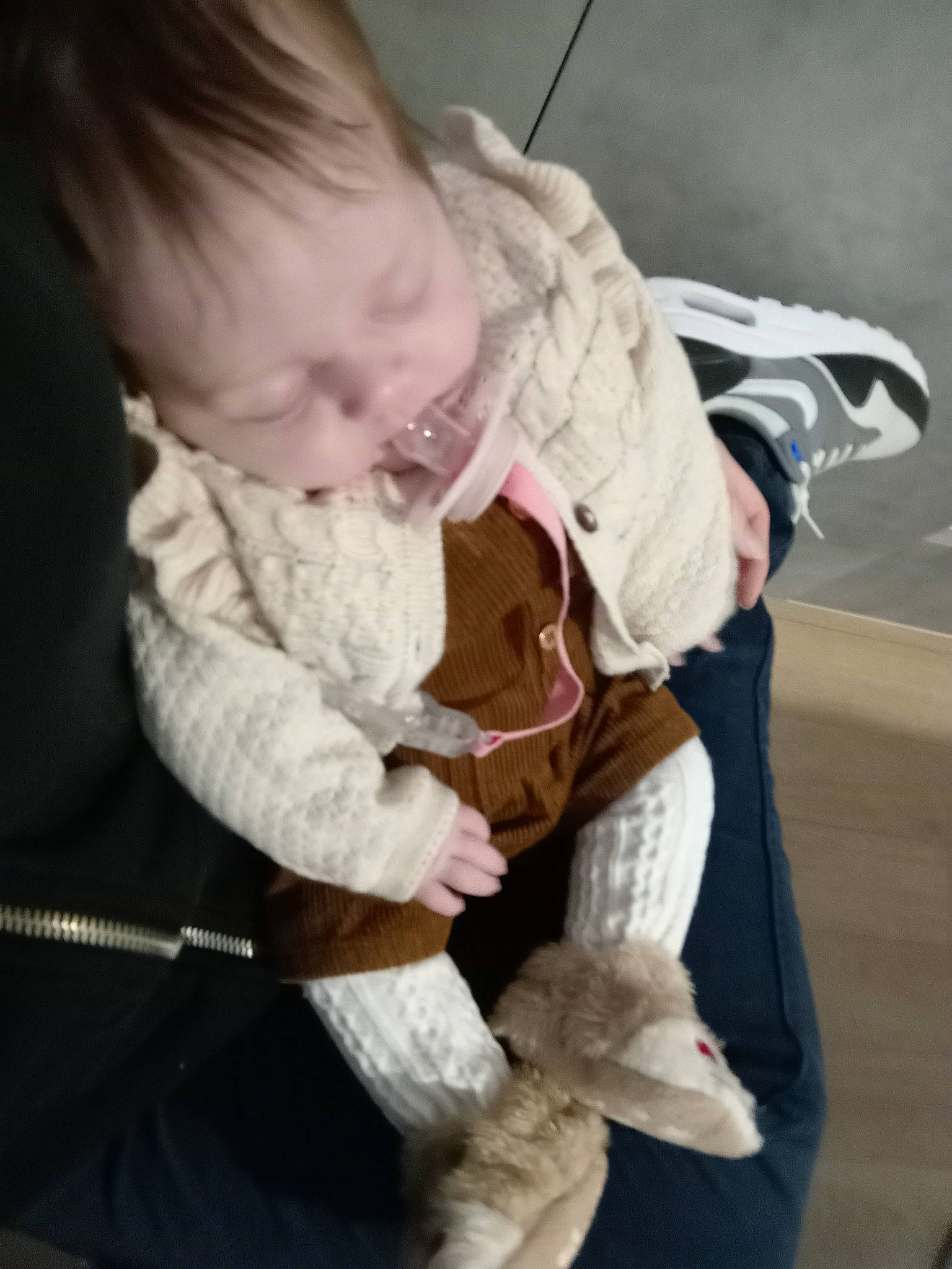 Ilona a rejoint le concours — aidez-le/la à gagner de superbes lots ! baby, baby_carriage, baby_products, baby_toddler_clothing, cheek, child, comfort, family_car, finger, fun, fur, fur_clothing, hand, lap, person, play, sitting, skin, sleeve, stuffed_toy