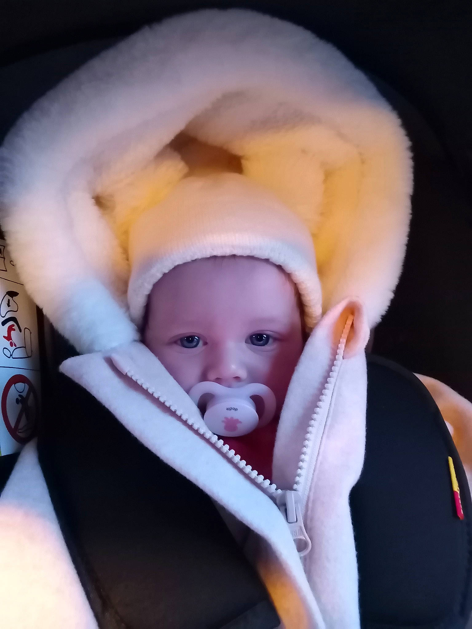 Ilona a rejoint le concours — aidez-le/la à gagner de superbes lots ! baby, baby_carriage, baby_products, baby_safety, baby_toddler_clothing, beanie, cap, cheek, child, comfort, fashion_accessory, flash_photography, fur, happy, hat, helmet, human_body, person, portrait_photography, sitting