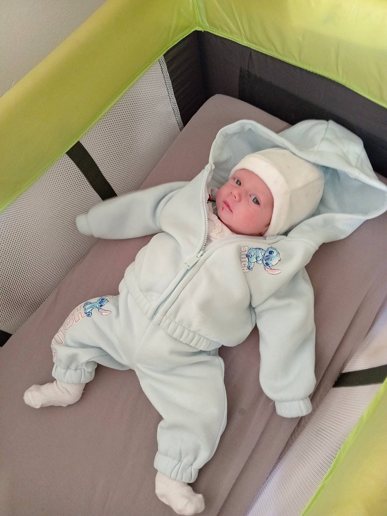 Ilona participe au concours pour gagner de l'argent avec cette photo : baby, baby_products, baby_safety, baby_sleeping, baby_toddler_clothing, bed, bedding, child, comfort, hat, headwear, infant_bed, linens, person, room, sitting, sleep, sleeve, toddler