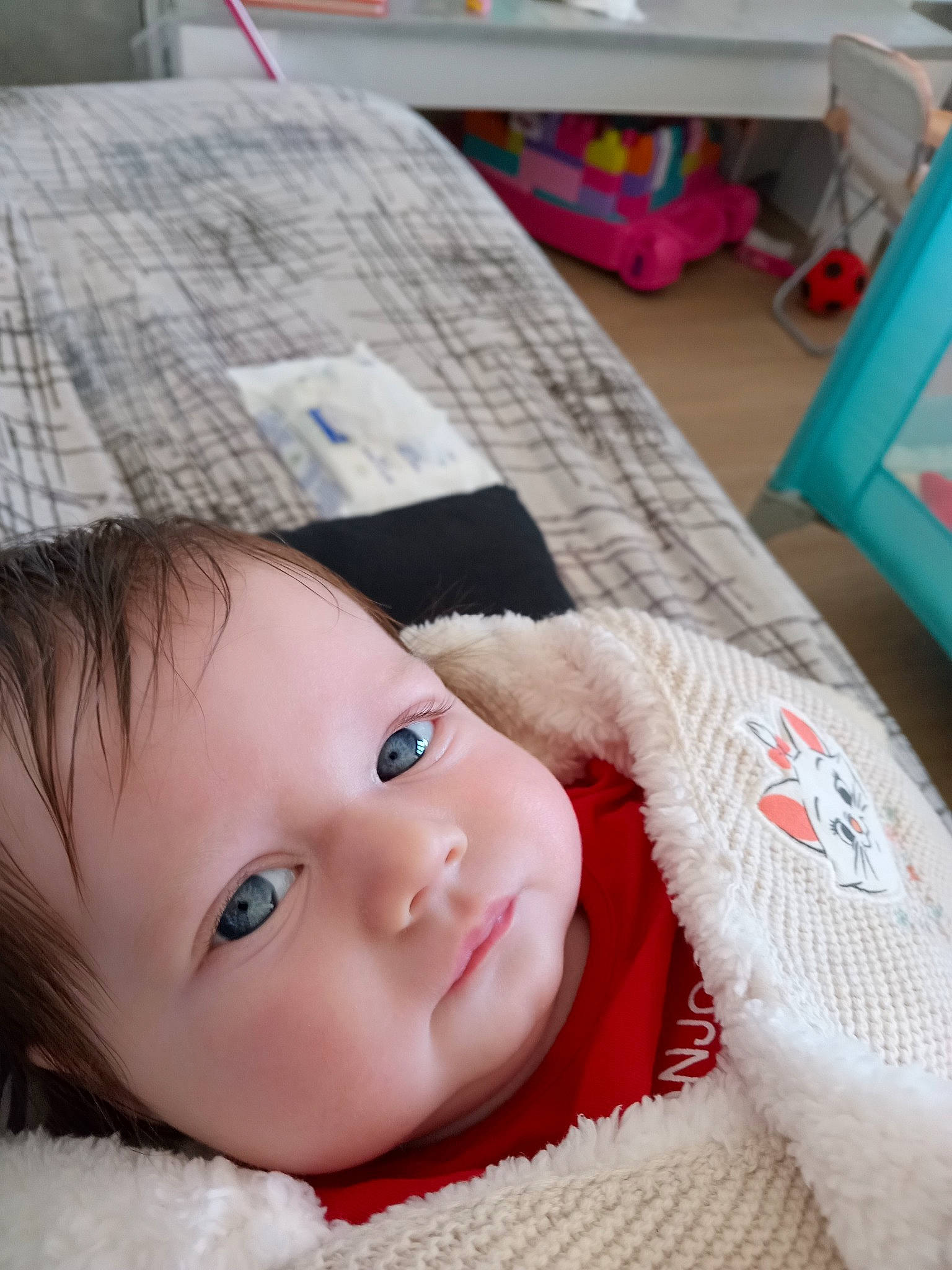 Ilona a rejoint le concours — aidez-le/la à gagner de superbes lots ! baby, baby_toddler_clothing, carmine, cheek, child, comfort, eyelash, face, flooring, linens, nose, pattern, person, pink, portrait_photography, room, skin, smile, textile, toddler