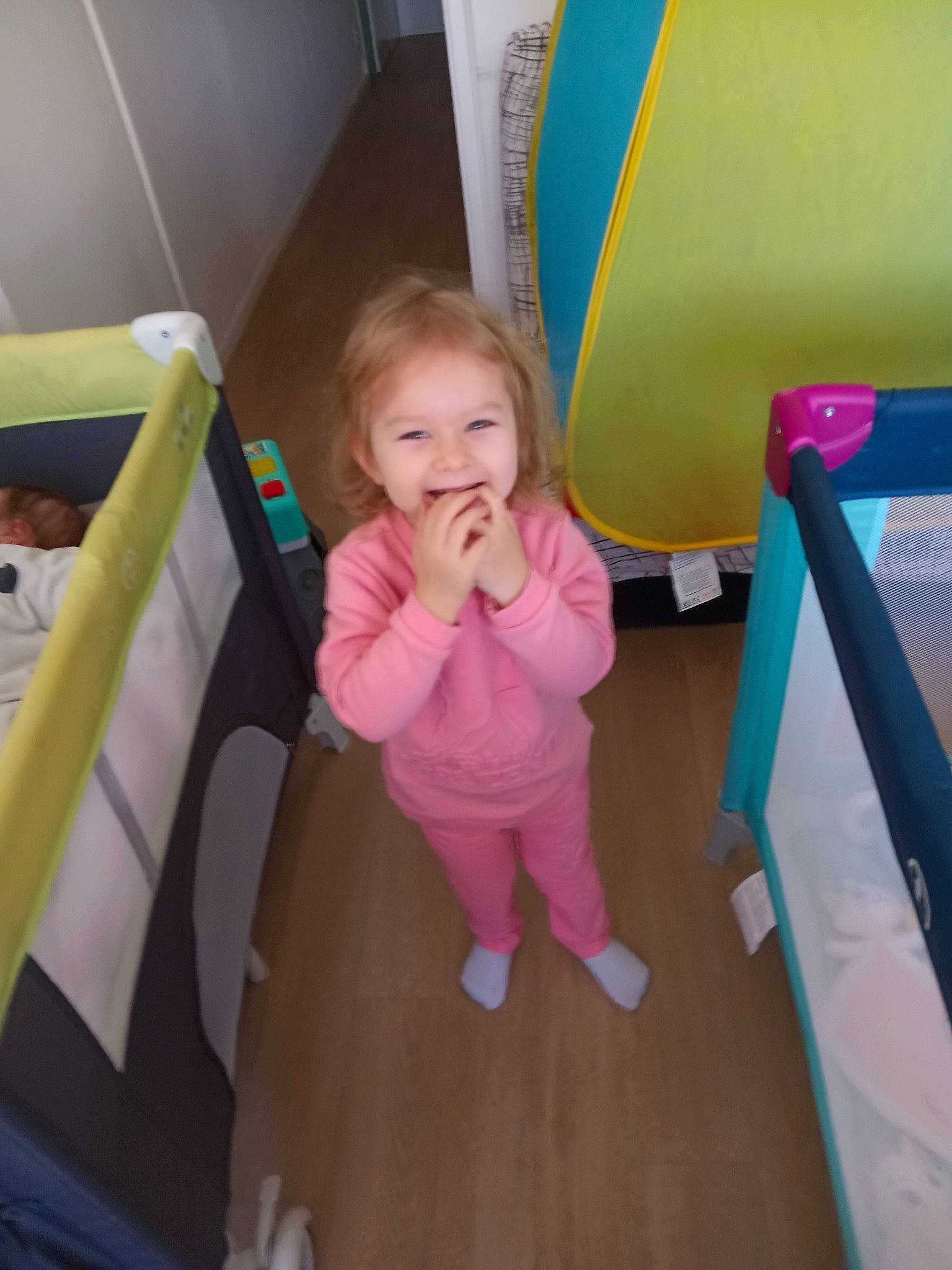 Mïa a rejoint le concours — aidez-le/la à gagner de superbes lots ! baby, baby_products, baby_toddler_clothing, child, chute, comfort, flooring, fun, happy, joy, leisure, magenta, person, pink, play, recreation, room, sitting, standing, thumb