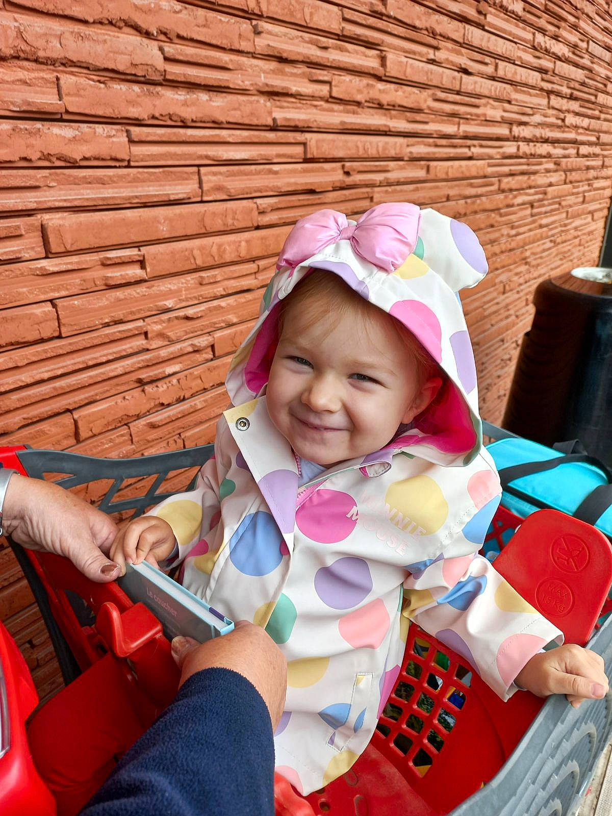 Mïa participe au concours pour gagner de l'argent avec cette photo : baby, baby_carriage, baby_products, child, event, fashion_accessory, fun, grass, happy, hat, headwear, joy, leisure, magenta, outerwear, person, play, recreation, sitting, smile