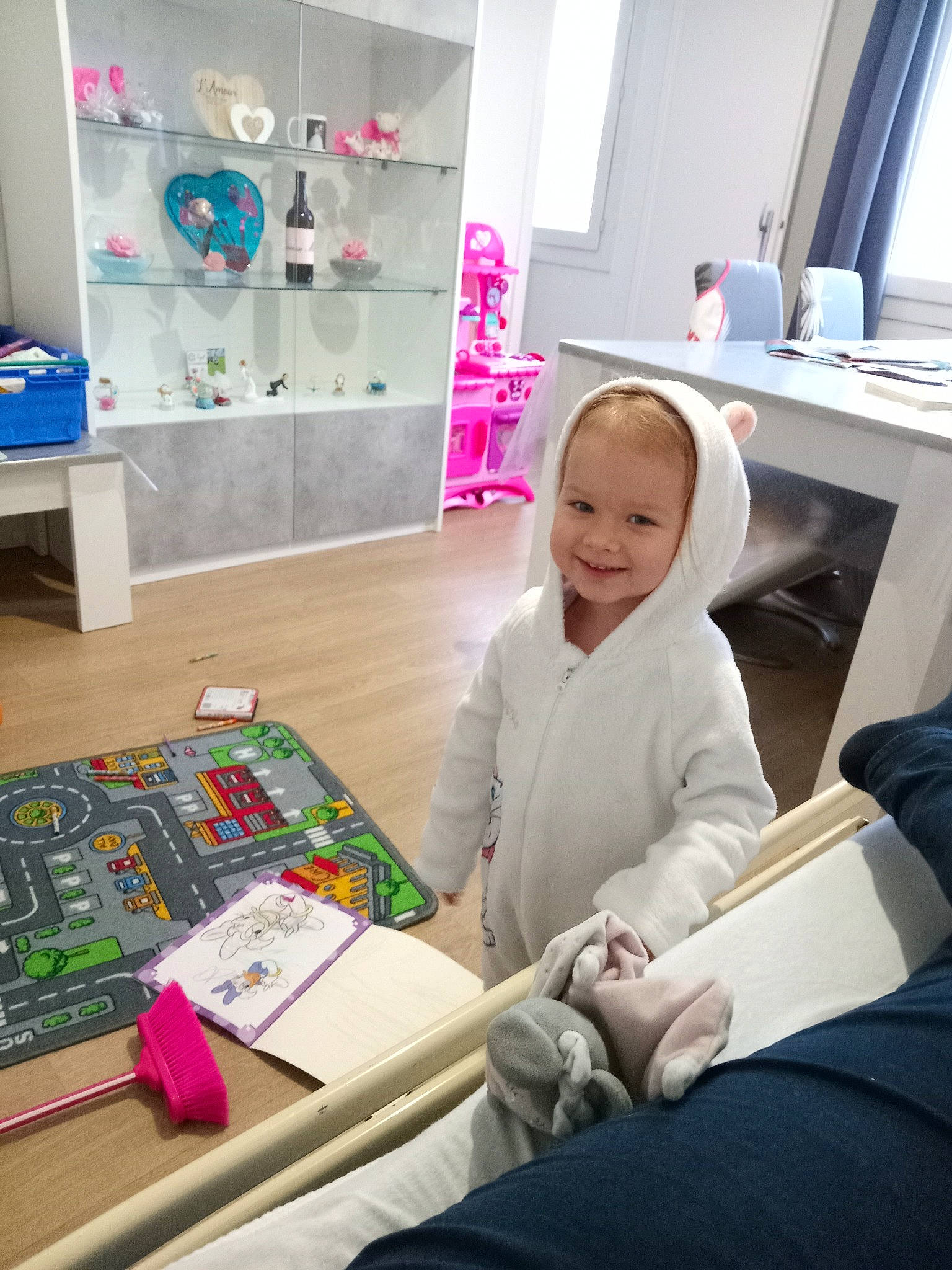 Mïa a rejoint le concours — aidez-le/la à gagner de superbes lots ! art, artist, chair, child, comfort, engineering, flooring, fun, house, job, joy, learning, leisure, person, play, room, sitting, smile, t_shirt, table