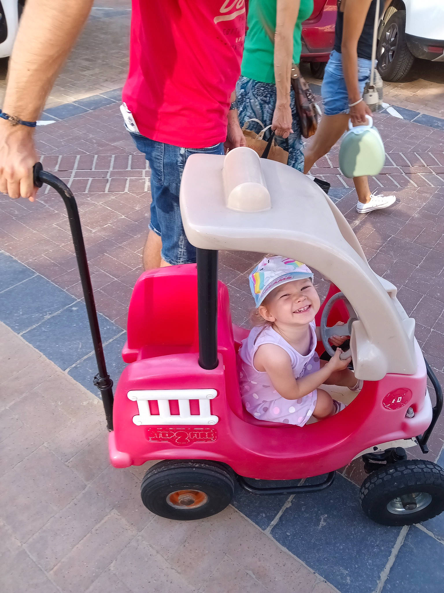 Mïa a rejoint le concours — aidez-le/la à gagner de superbes lots ! baby, baby_carriage, baby_products, baby_toddler_clothing, fun, headwear, human_leg, joy, leisure, motor_vehicle, people, person, pink, recreation, riding_toy, shorts, summer, thigh, tire, toddler
