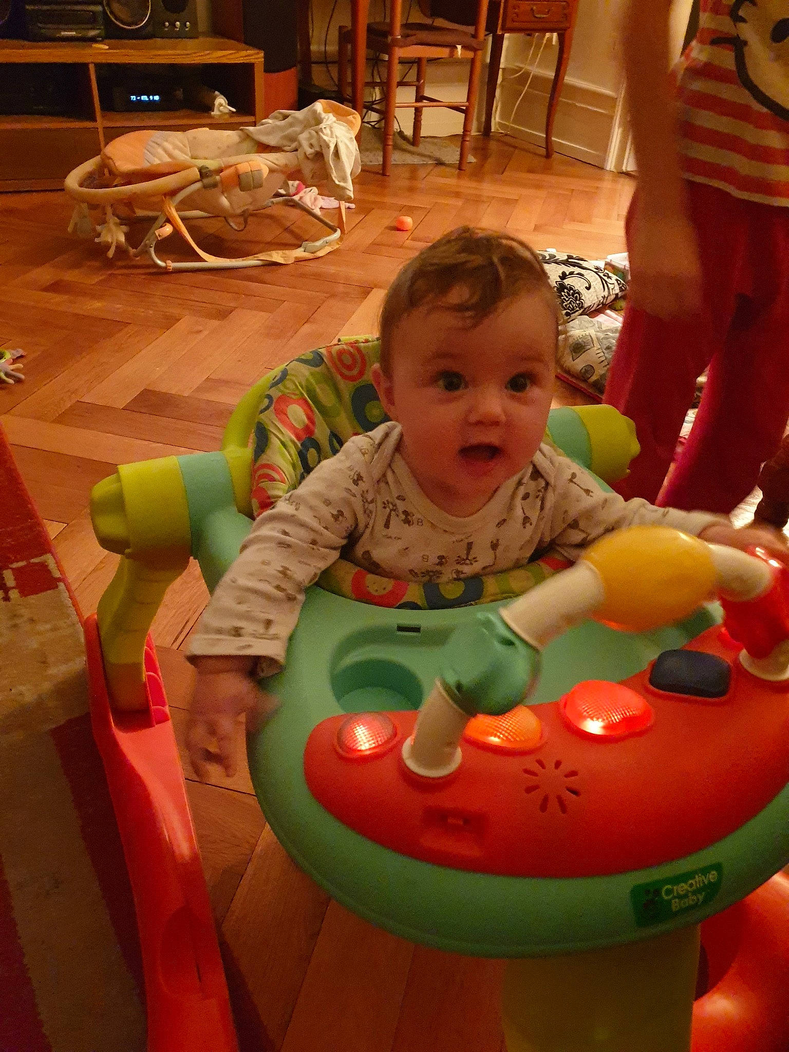 Yllana participe au concours pour gagner de l'argent avec cette photo : baby, baby_toys, child, fun, leisure, person, play, product, surprise, toddler, toy