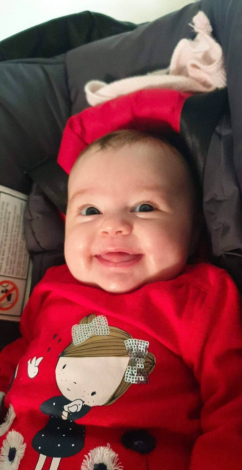 Yllana a rejoint le concours — aidez-le/la à gagner de superbes lots ! baby, cheek, child, face, facial_expression, forehead, happy, head, headgear, lip, mouth, person, skin, smile, toddler