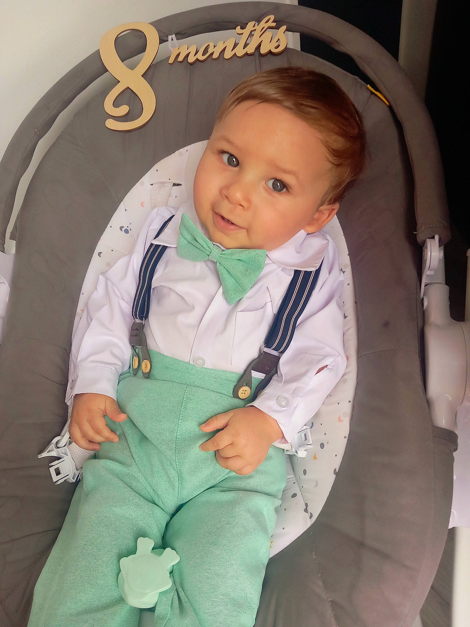 Lisandro a rejoint le concours — aidez-le/la à gagner de superbes lots ! baby, baby_carriage, baby_products, baby_safety, baby_toddler_clothing, car_seat, cheek, child, comfort, fashion_accessory, outerwear, person, personal_protective_equipment, room, seat_belt, service, sitting, sleeve, smile, toddler