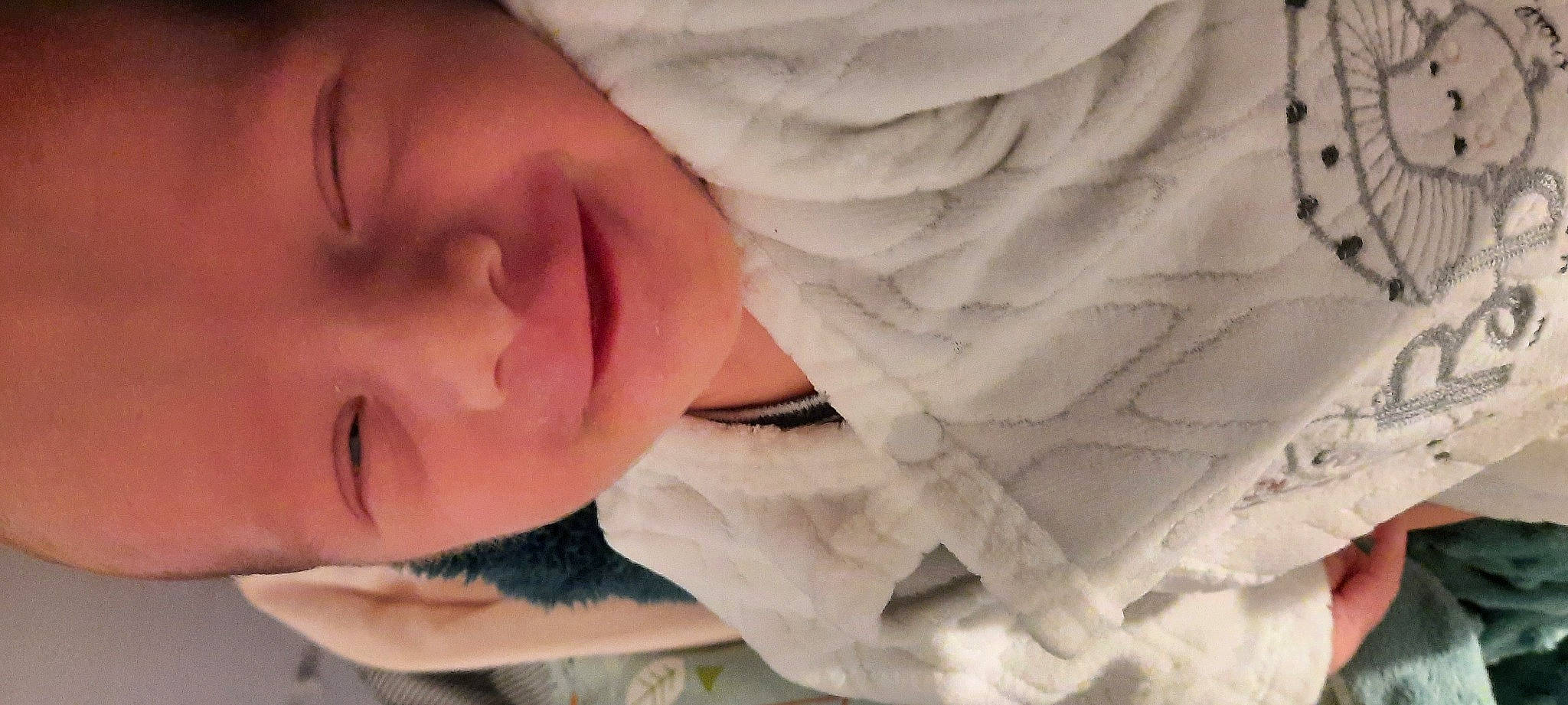 Gaspard participe au concours pour gagner de l'argent avec cette photo : cheek, comfort, eyebrow, eyelash, finger, forehead, gesture, hand, happy, human_body, iris, jaw, lip, mouth, neck, nose, skin, sleeve, smile, textile