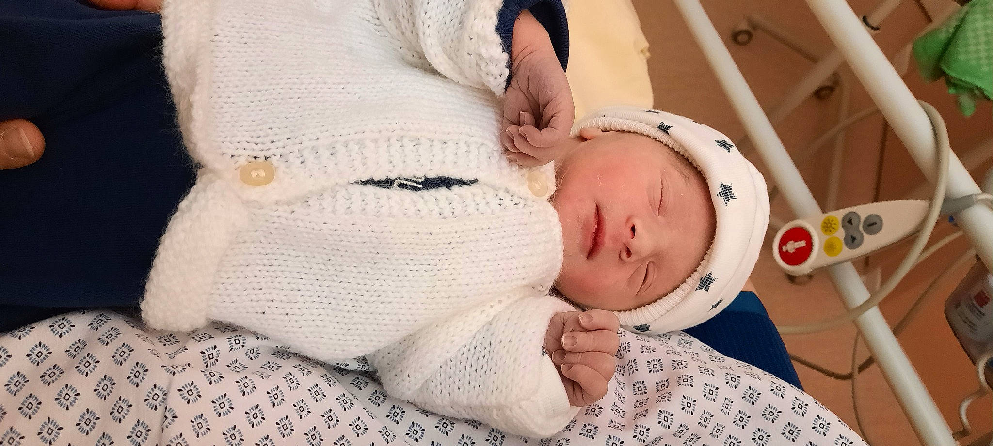 Gaspard participe au concours pour gagner de l'argent avec cette photo : abdomen, arm, art, baby, baby_sleeping, baby_toddler_clothing, child, comfort, eyelash, fashion_accessory, gesture, headgear, headwear, knit_cap, linens, pattern, person, textile, toddler, trunk