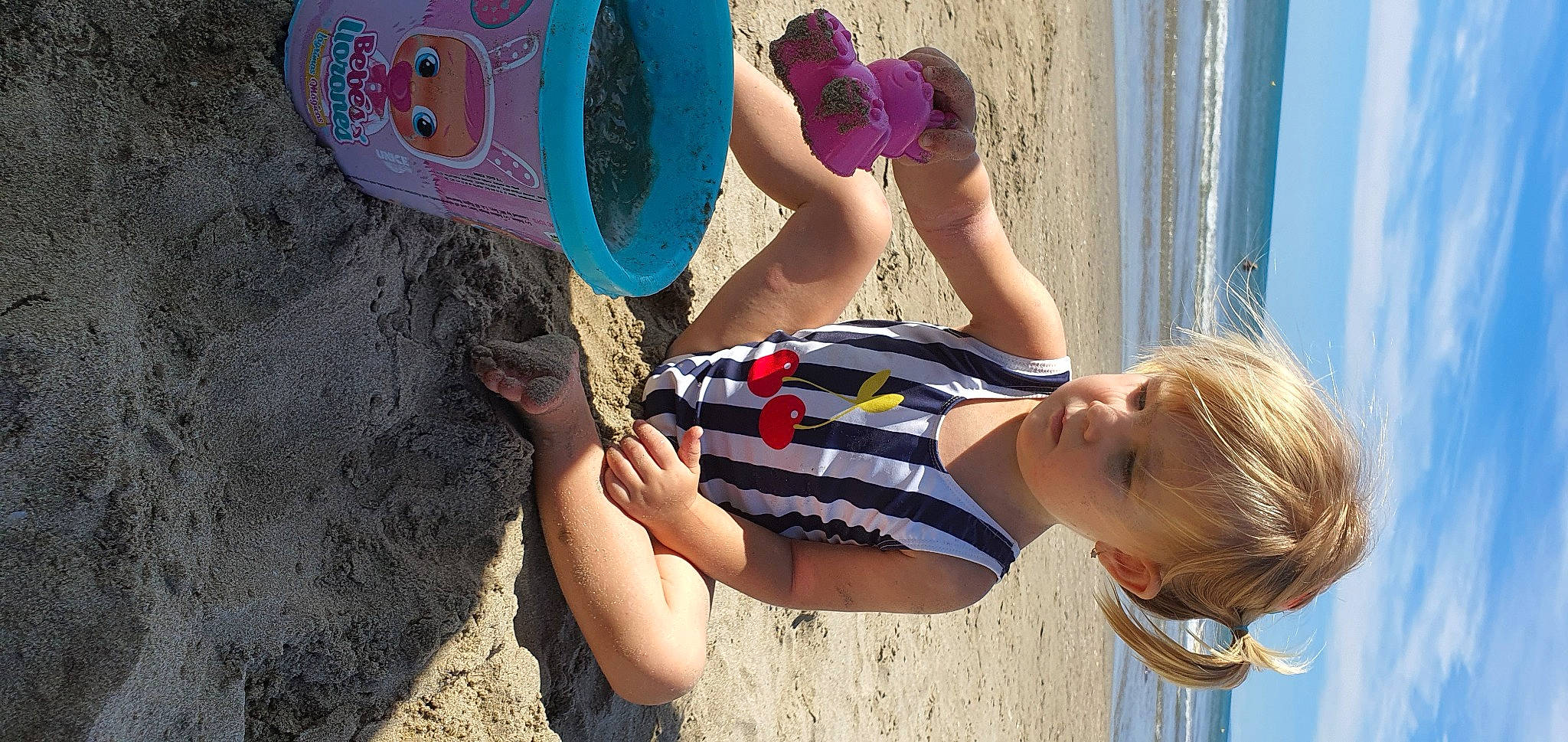 Irina participe au concours pour gagner de l'argent avec cette photo : beach, child, fun, happy, hat, human_leg, leisure, light, people_in_nature, people_on_beach, person, recreation, sand, sky, soil, summer, thigh, toddler, travel, tree