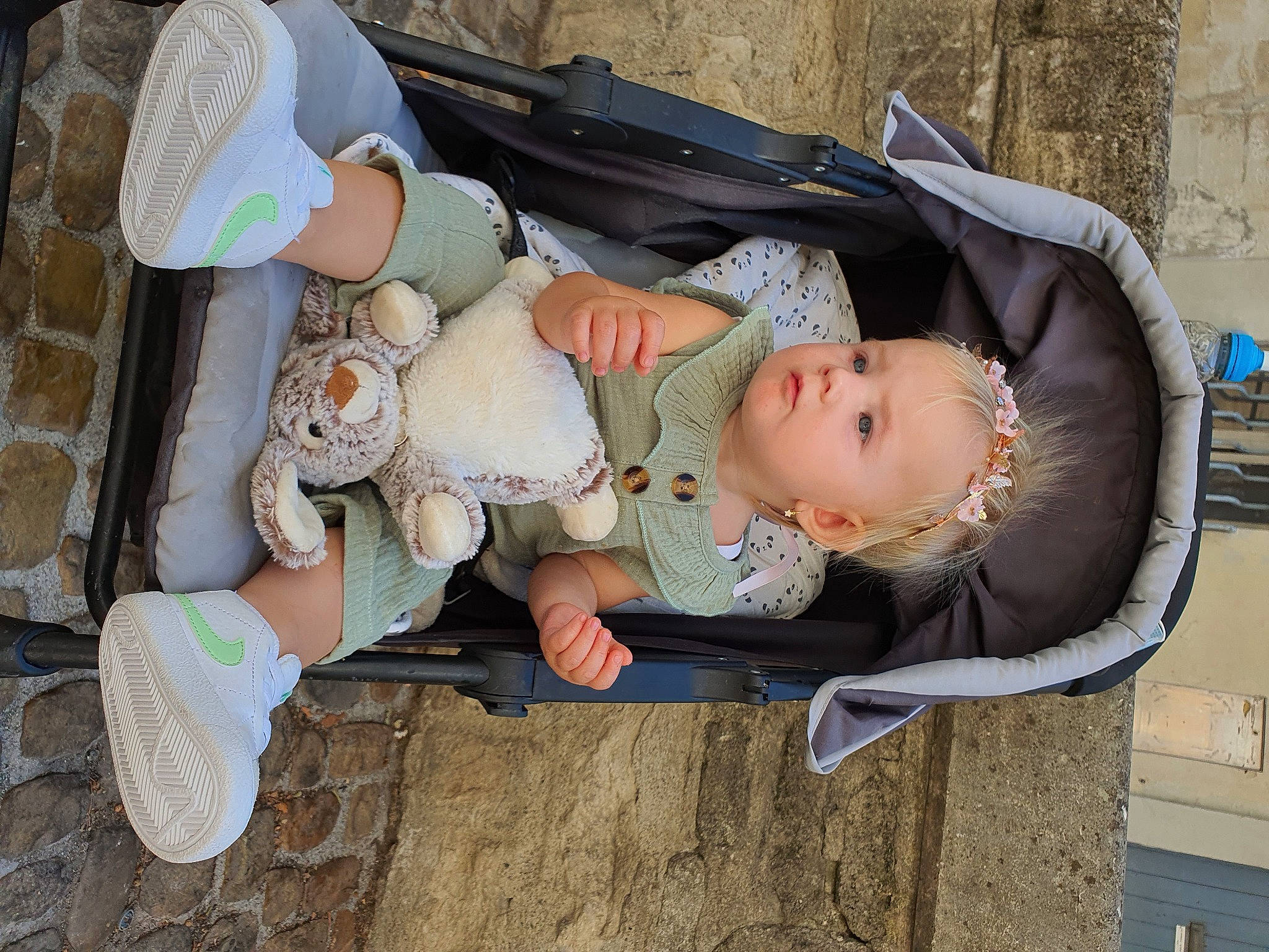 Irina participe au concours pour gagner de l'argent avec cette photo : baby, baby_products, baby_toddler_clothing, child, comfort, grass, hat, person, sitting, sun_hat, toddler, tree, vacation, wood