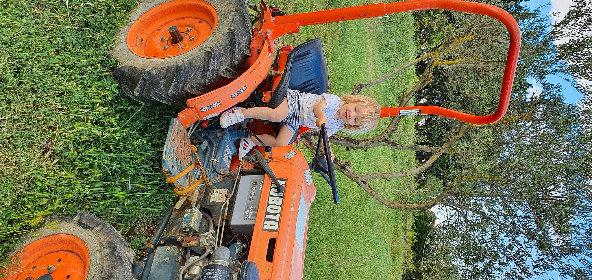 Irina a rejoint le concours — aidez-le/la à gagner de superbes lots ! adventure, automotive_tire, automotive_wheel_system, construction_equipment, crane, fun, grass, grassland, green, leisure, machine, motor_vehicle, person, plant, recreation, soil, tire, tool, tree, vehicle