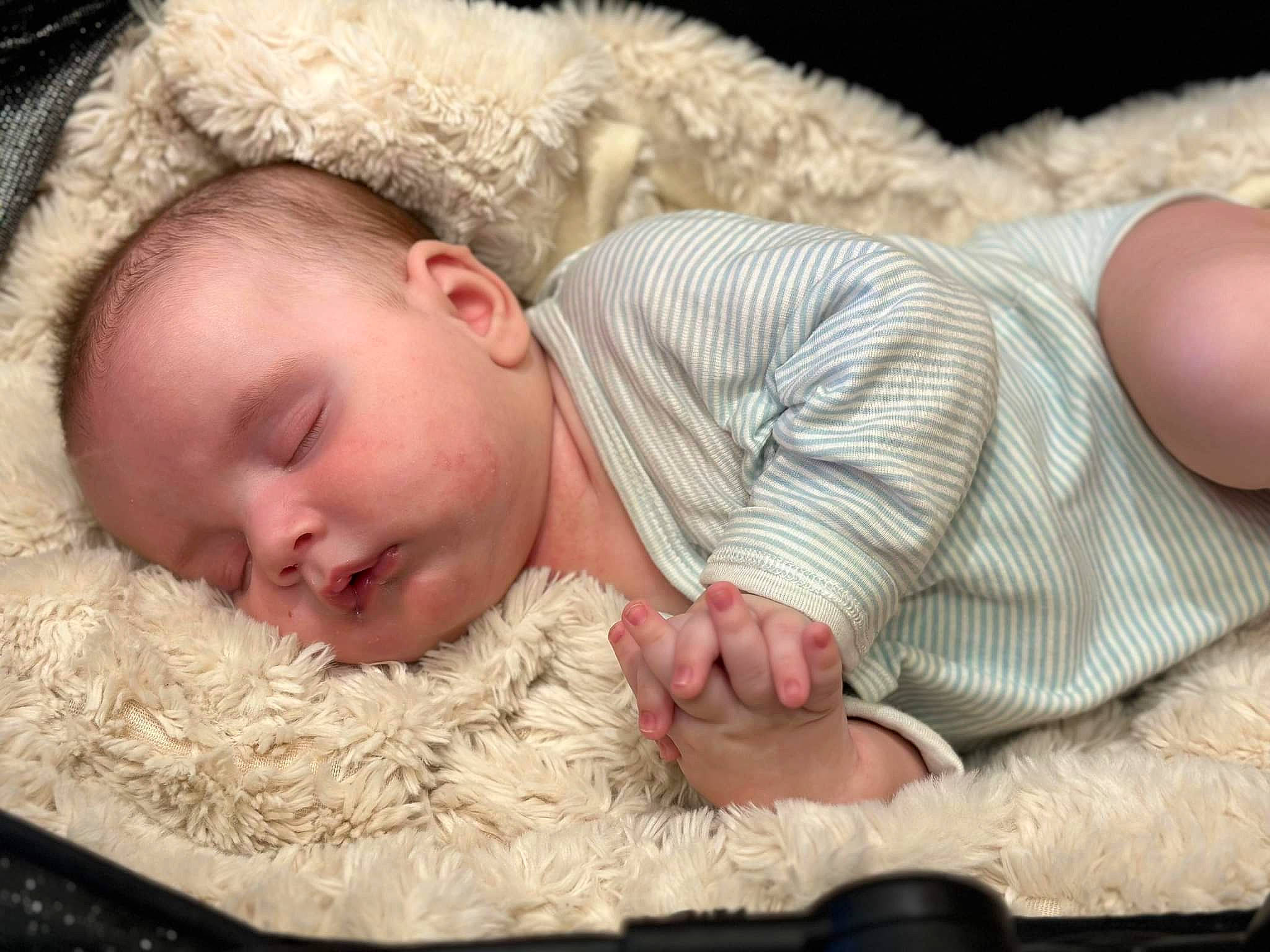 Baptiste a rejoint le concours — aidez-le/la à gagner de superbes lots ! baby, baby_toddler_clothing, bedding, bedtime, child, comfort, fawn, flooring, fur, gesture, grass, linens, nap, person, portrait_photography, skin, sleep, textile, toddler, wood