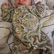 Helya a rejoint le concours — aidez-le/la à gagner de superbes lots ! baby, bed, blanket, child, clothing, cozy, cute, face, floral_pattern, hands_up, infant, lying_down, newborn, onesie, pajamas, peaceful, portrait, resting, sleeping, soft