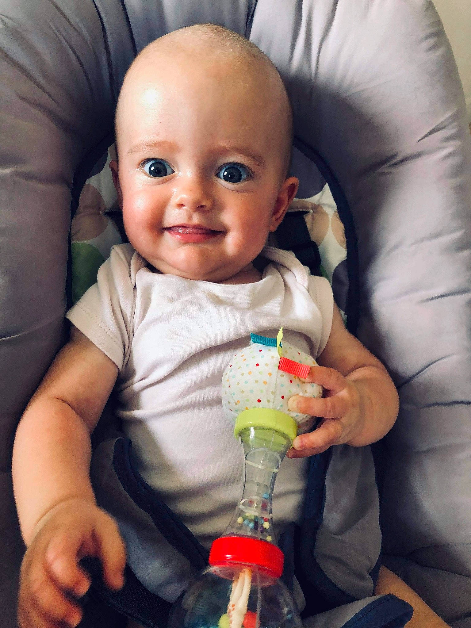 Louna a rejoint le concours — aidez-le/la à gagner de superbes lots ! baby, baby_products, cheek, child, joy, person, play, product, sitting, skin, toddler, toy