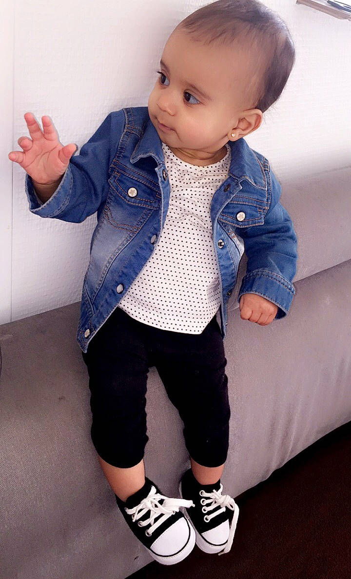 Rym a rejoint le concours — aidez-le/la à gagner de superbes lots ! baby_toddler_clothing, cheek, clothing, collar, cool, denim, dress_shirt, finger, jacket, joint, outerwear, person, sleeve, sneakers, standing, style, textile, toddler, trousers, walking_shoe