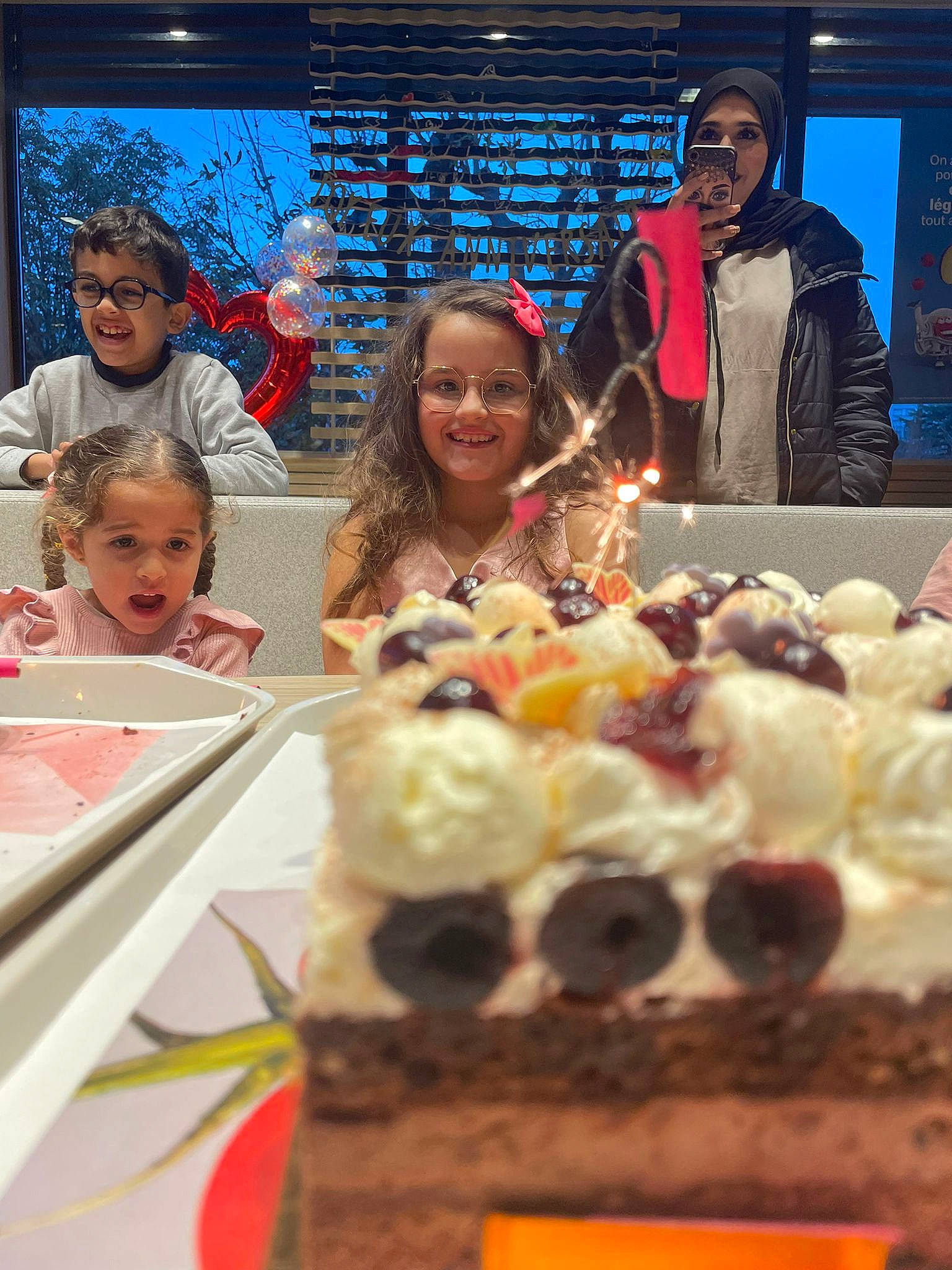 Kléa participe au concours pour gagner de l'argent avec cette photo : baked_goods, birthday_cake, buttercream, cake, cake_decorating, cuisine, dessert, event, face, food, fun, ingredient, joy, person, plate, recipe, smile, sugar_paste, sweetness, table