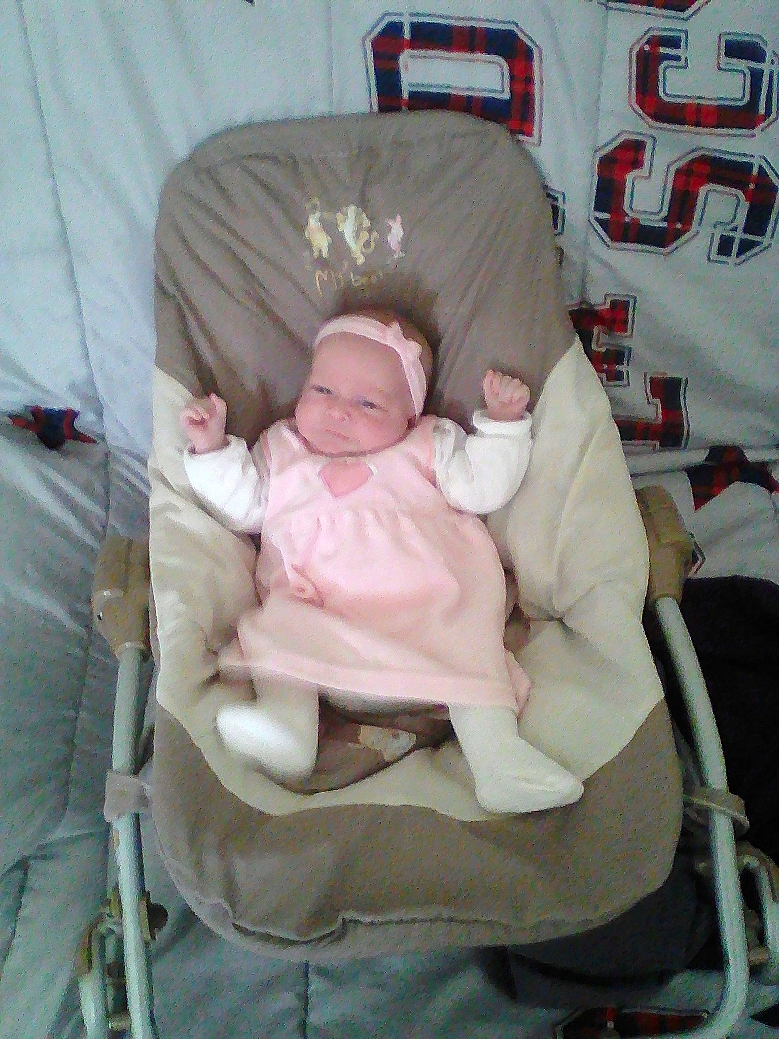 Chloe Ghislaine participe au concours pour gagner de l'argent avec cette photo : baby, baby_carriage, baby_products, baby_safety, baby_sleeping, baby_toddler_clothing, car_seat, chair, child, comfort, infant_bed, lap, linens, person, product, sitting, toddler